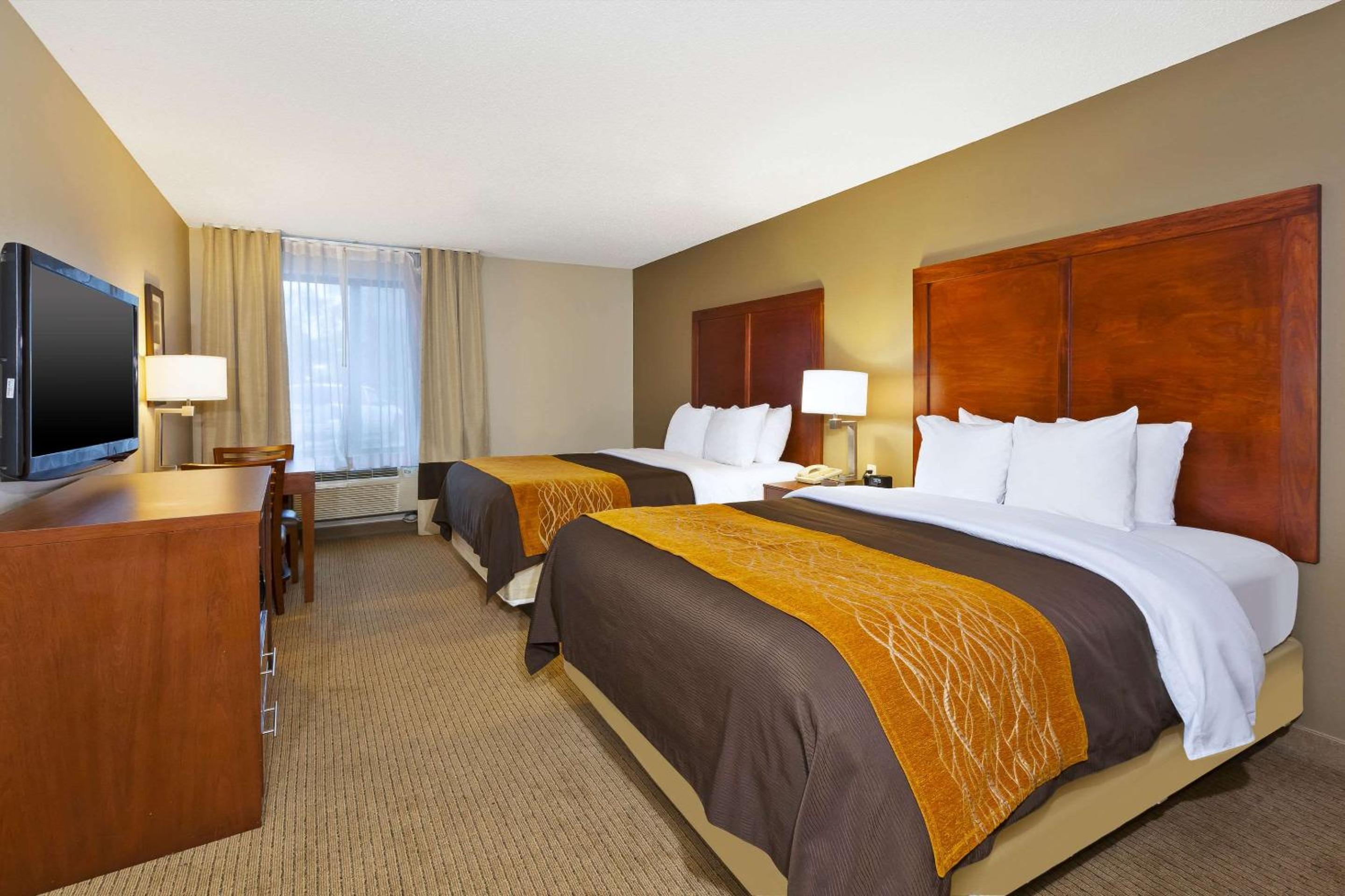 Queen Room with Two Queen Beds - Non-Smoking - Photo 1