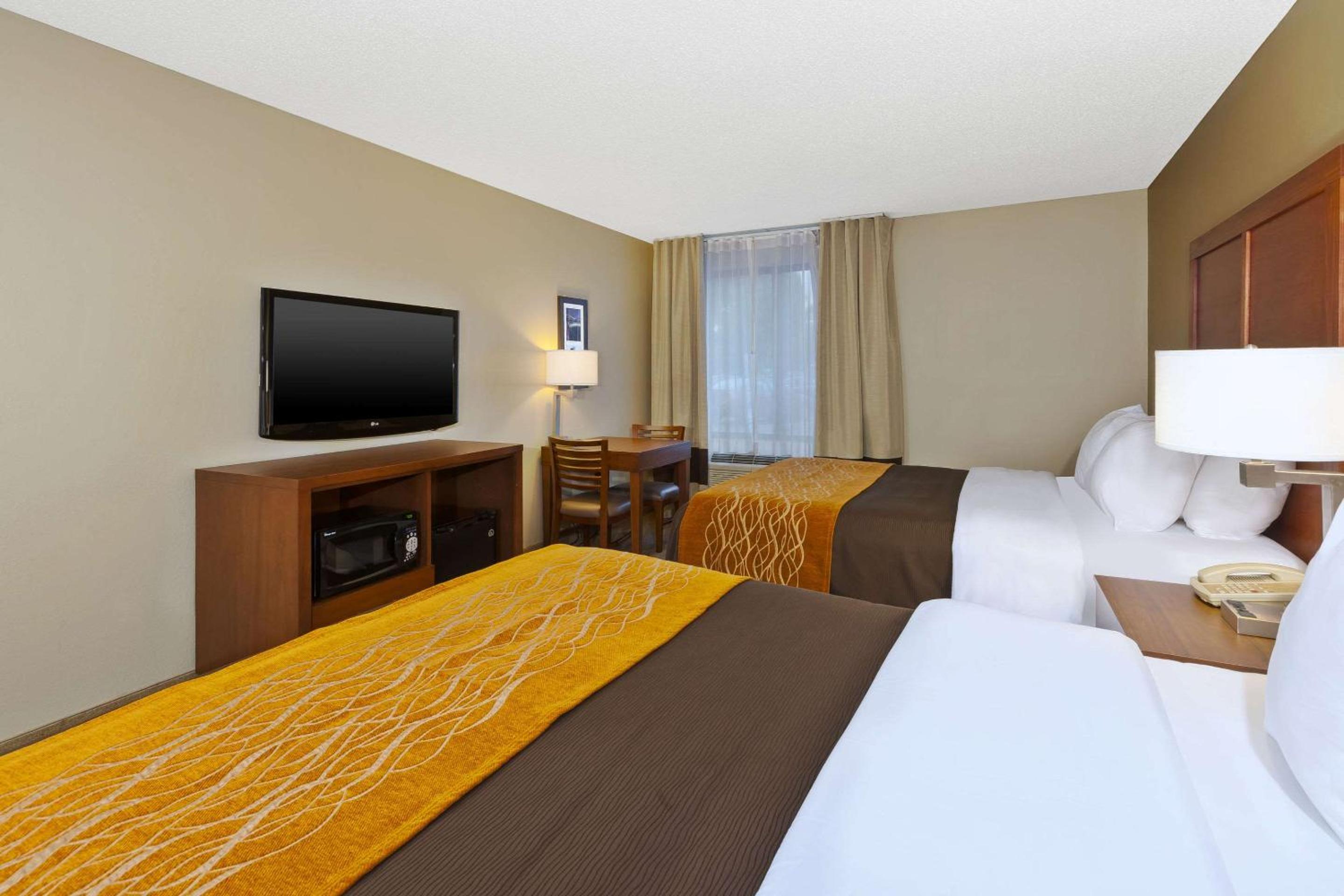 Queen Room with Two Queen Beds - Non-Smoking - Photo 2