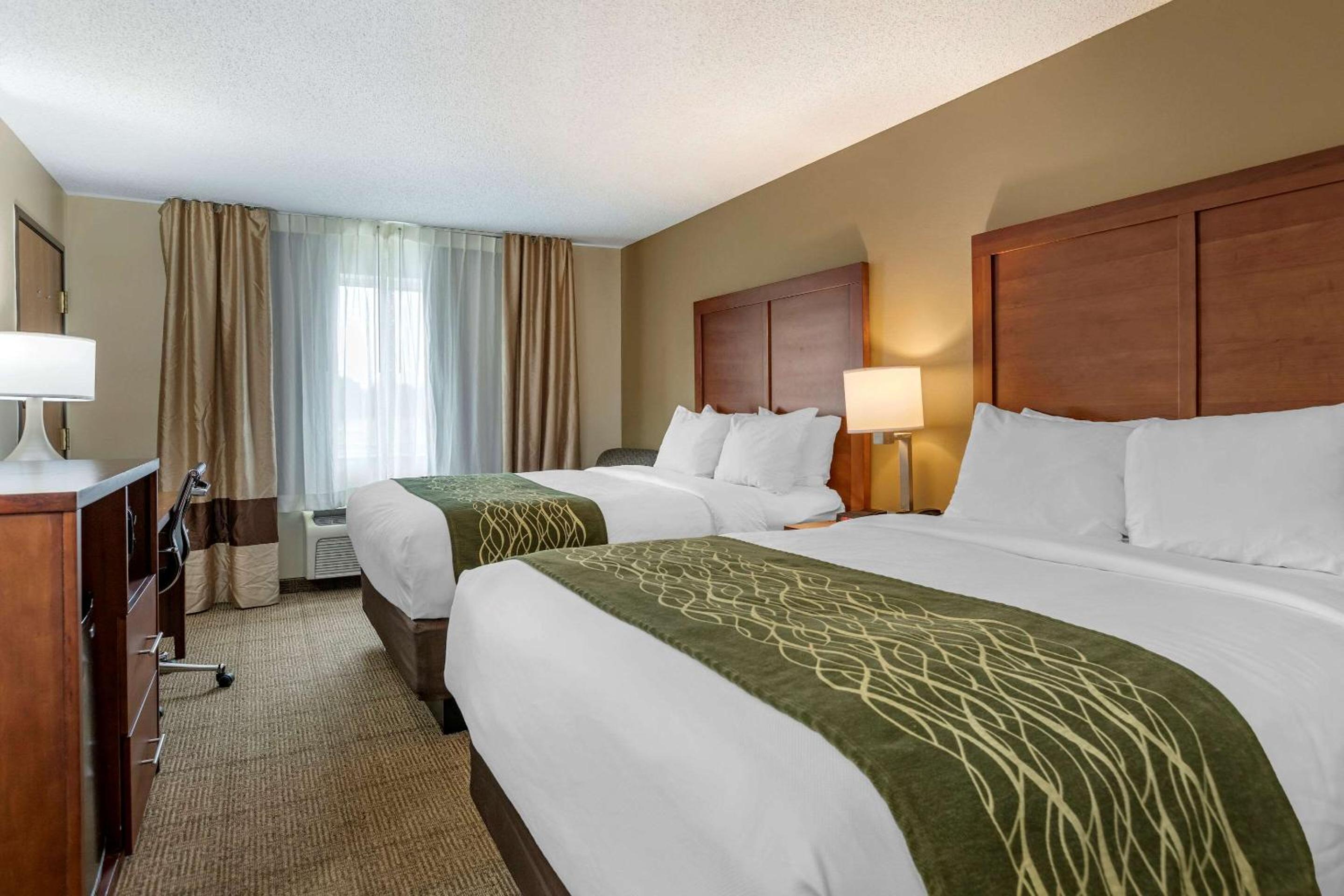 Queen Room with Two Queen Beds - Non-Smoking - Photo 1