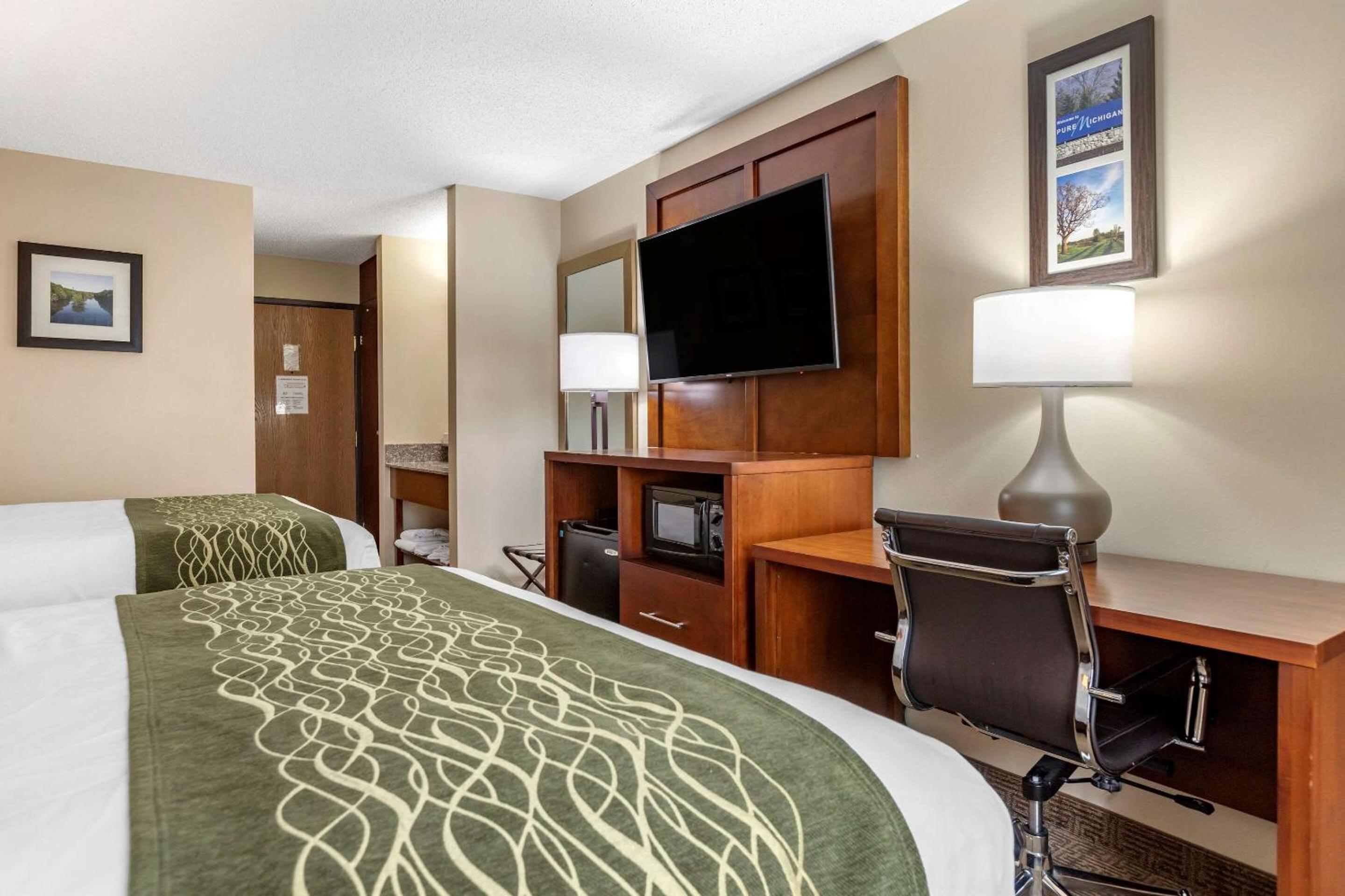 Queen Room with Two Queen Beds - Non-Smoking - Photo 2