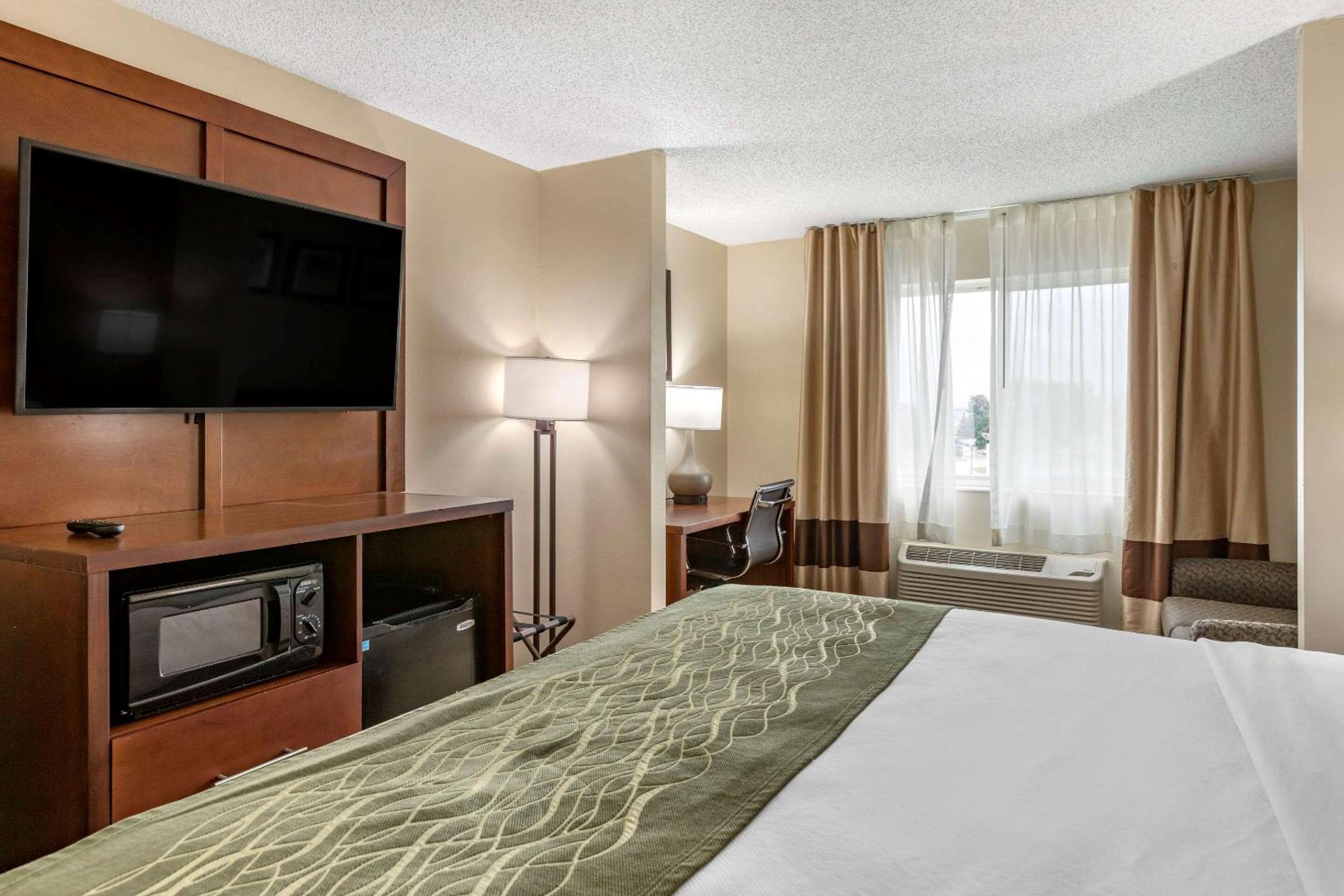 King Suite - Non-Smoking - Photo 3