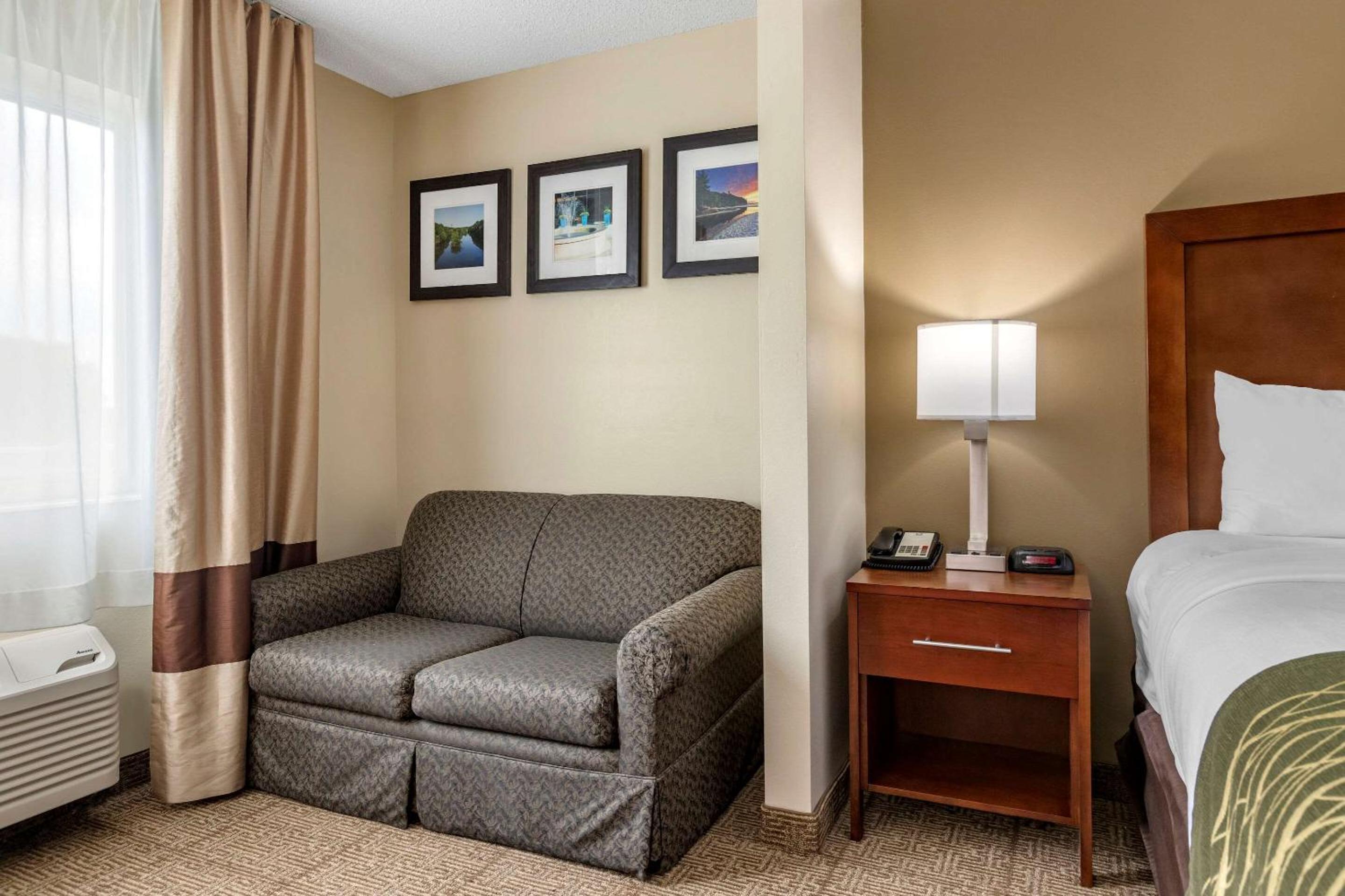 King Suite - Non-Smoking - Photo 2