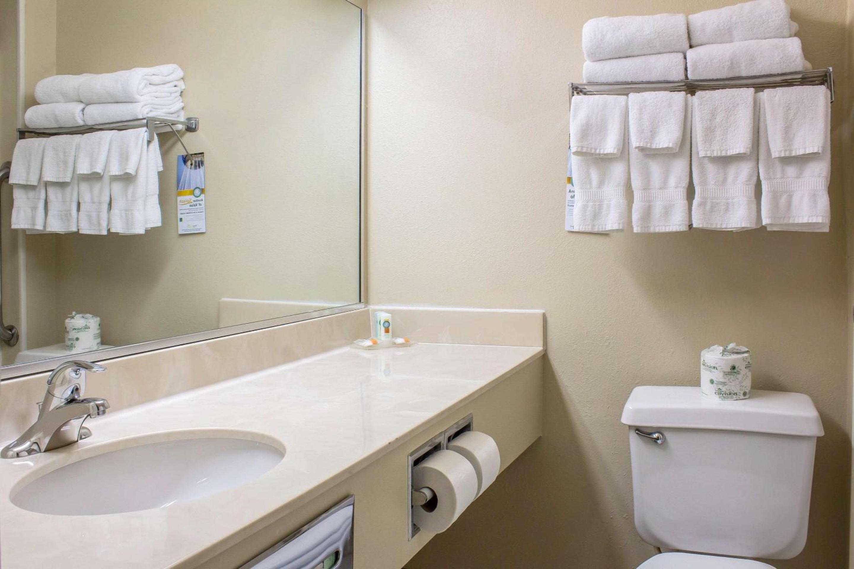 Double Room with Two Double Beds - Accessible/Non-Smoking - Photo 3