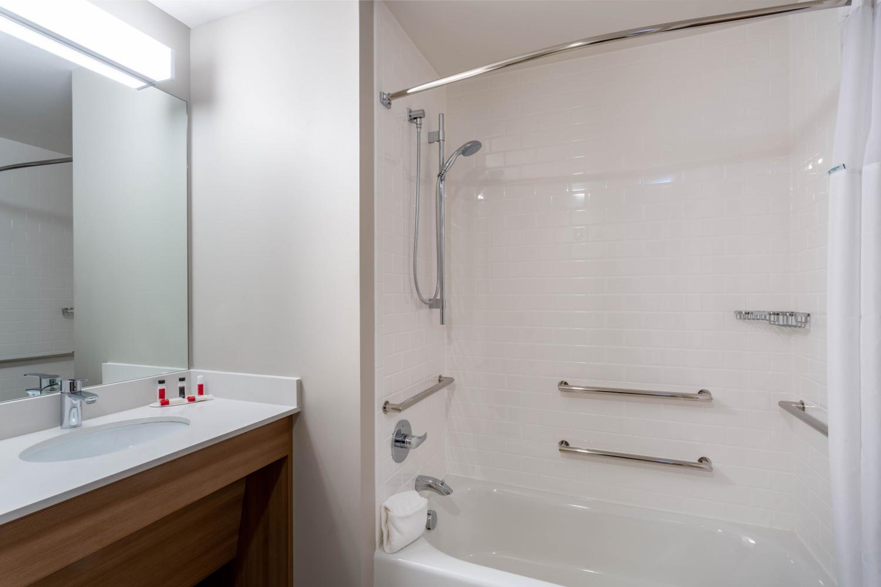 1 Queen Bed, Mobility/Hearing Accessible Room, Bathtub w/ Grab Bars, Non- Smoking - Photo 1