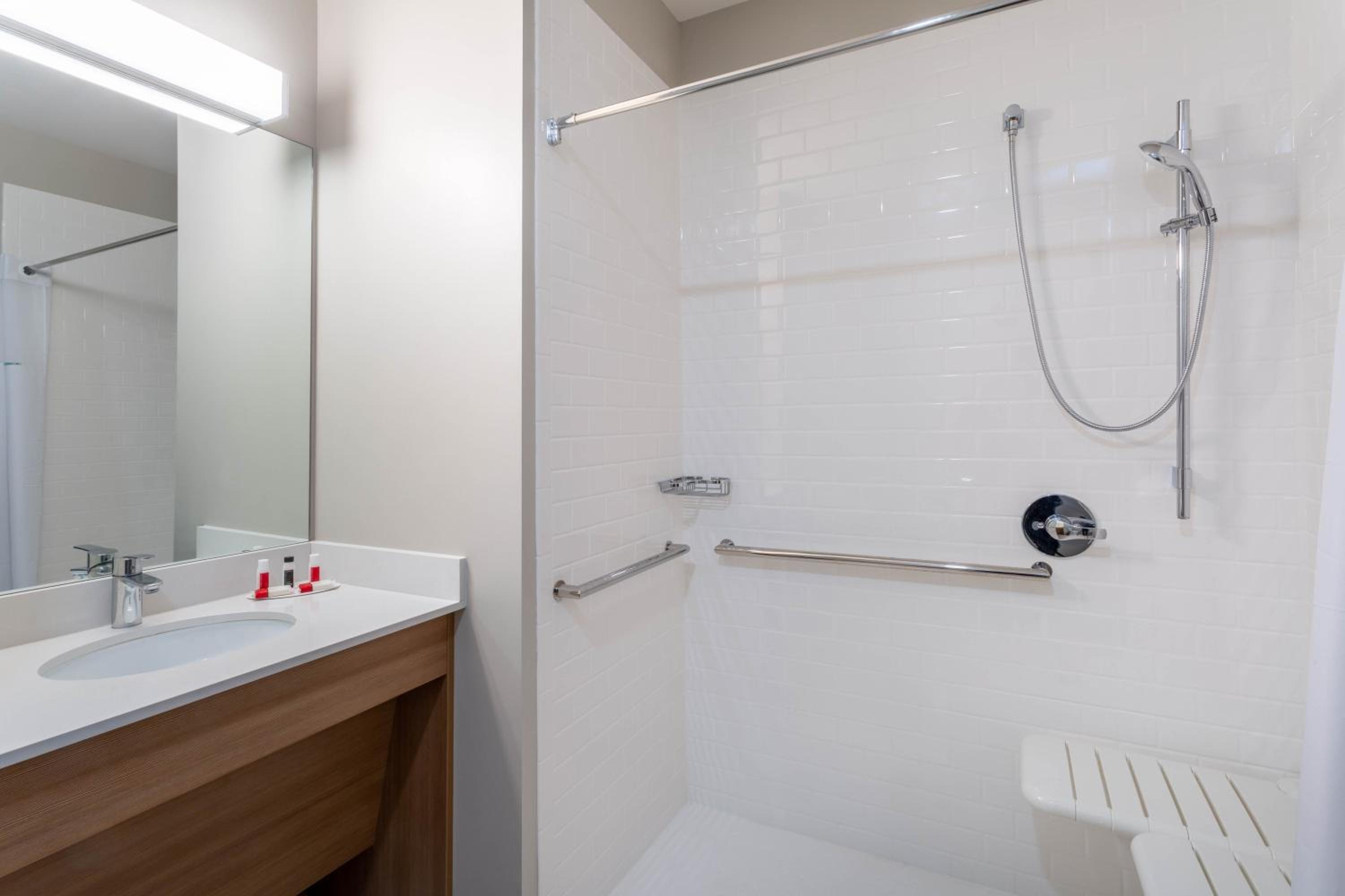 1 Queen Bed, Mobility/Hearing Accessible Room, Bathtub w/ Grab Bars, Non- Smoking - Photo 2