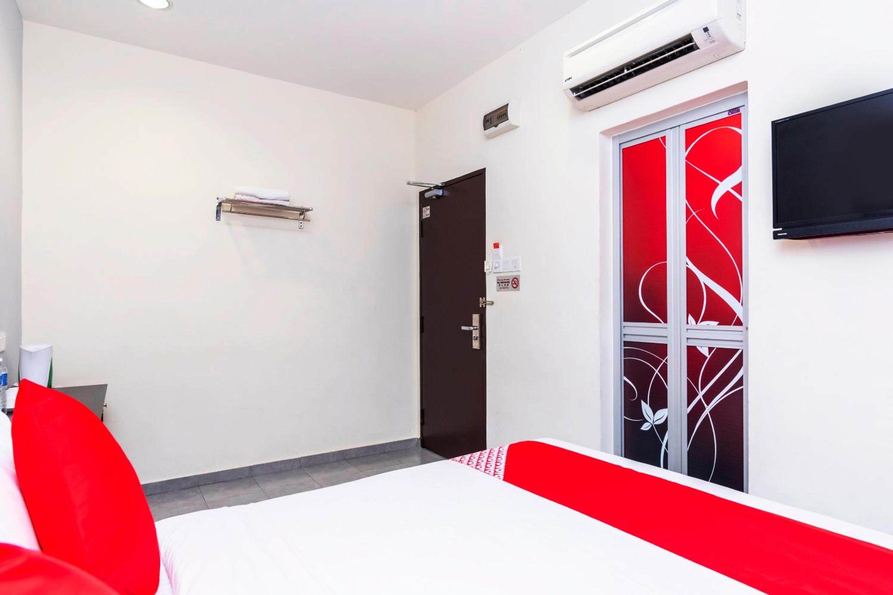 Deluxe Queen Room - Photo 5