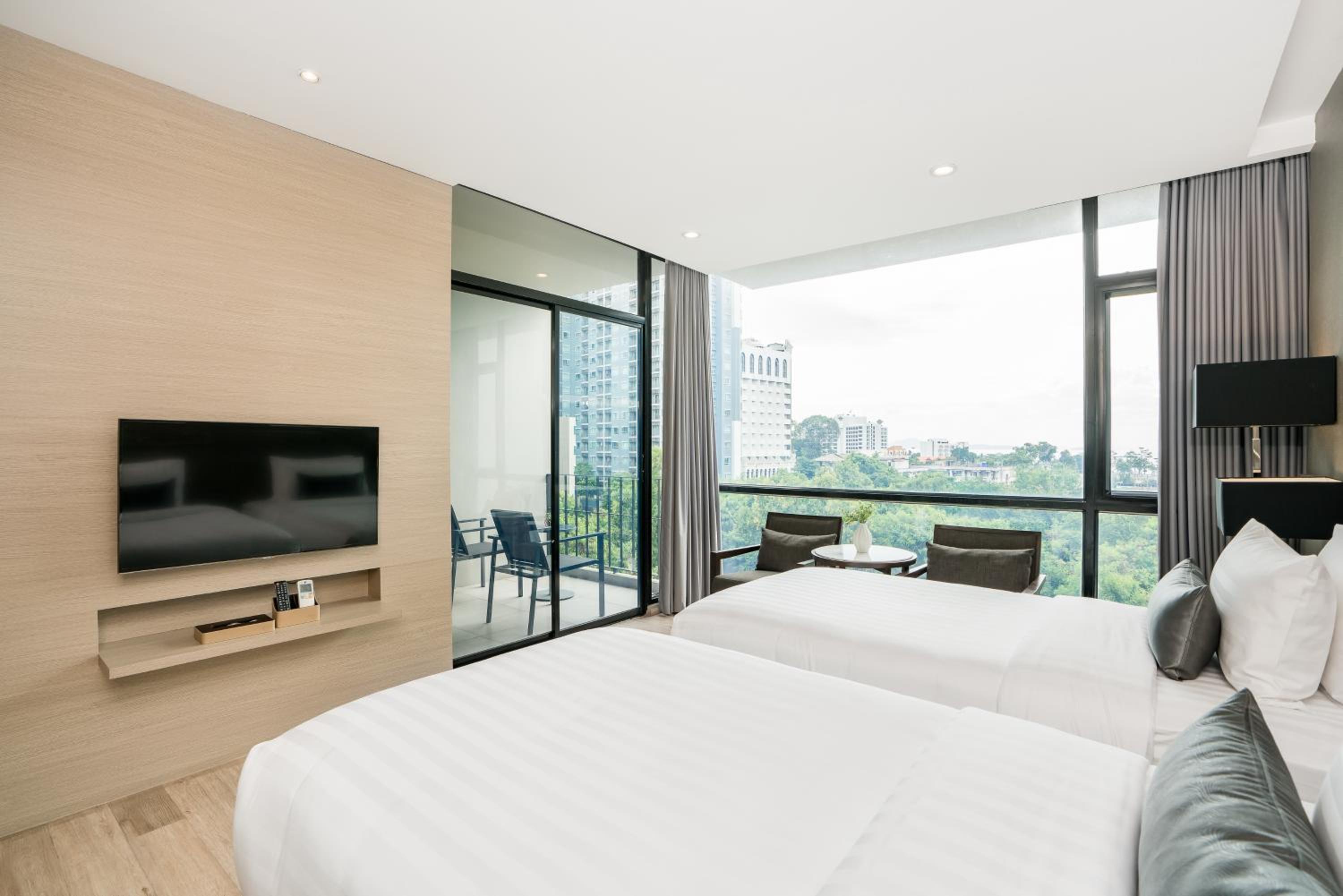 Deluxe Double or Twin Room with City View - Photo 9