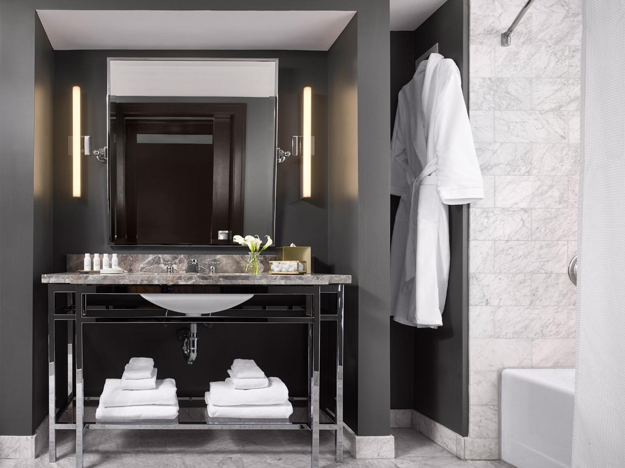 Premium King Room - Photo 2