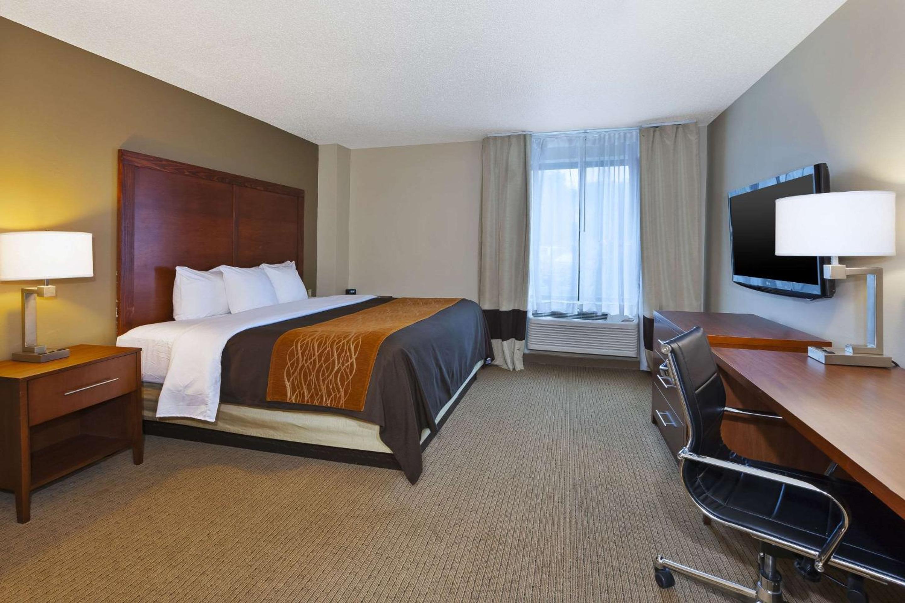 King Suite - Non-Smoking - Photo 2