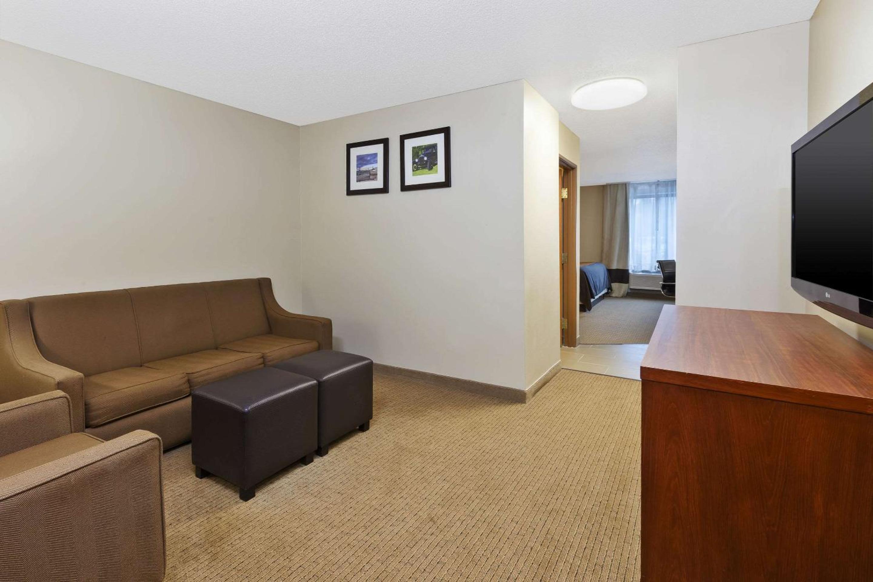 King Suite - Non-Smoking - Photo 3