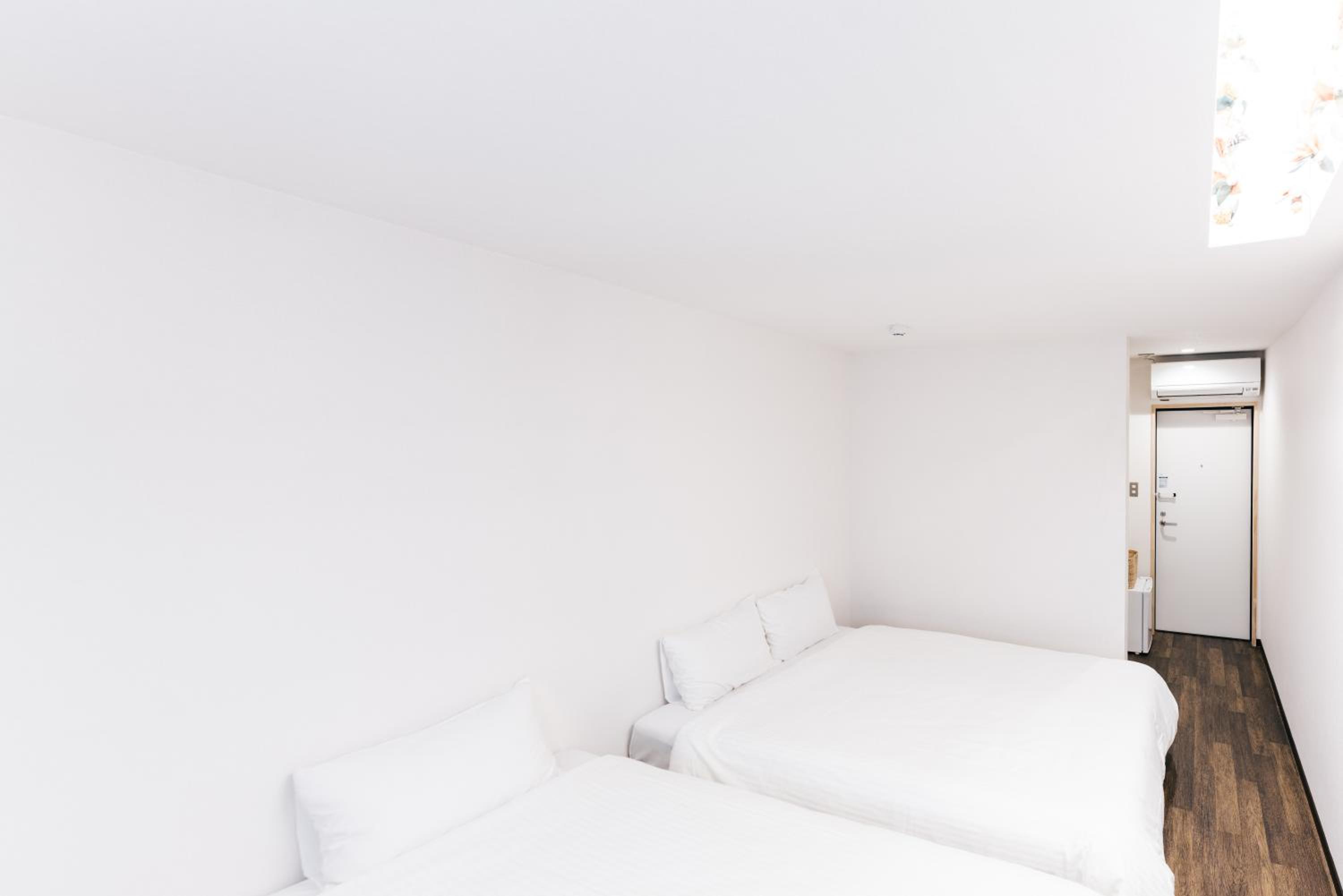 Economy Triple Room - Photo 11