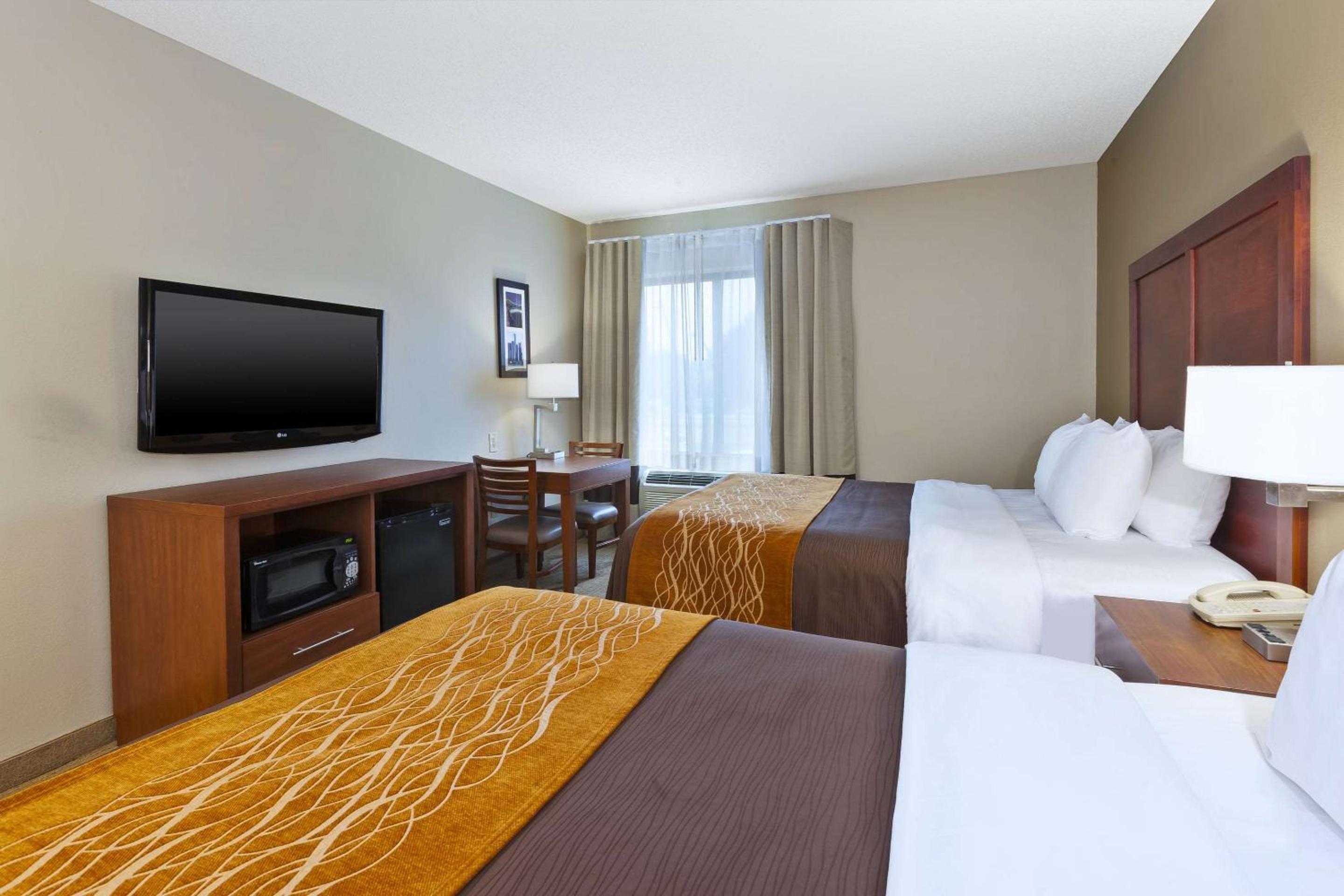 Queen Room with Two Queen Beds - Accessible/Non-Smoking  - Photo 2
