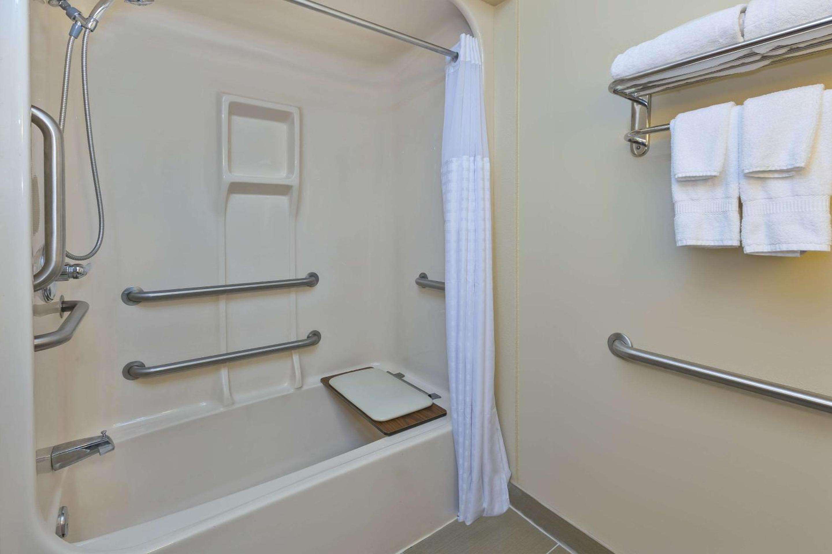 Queen Room with Two Queen Beds - Accessible/Non-Smoking  - Photo 4