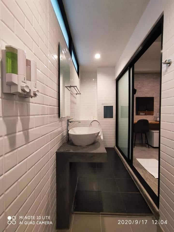 Standard Double Room - Photo 12