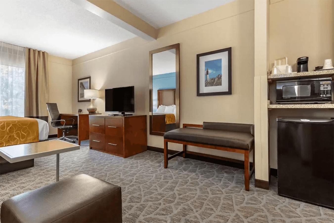 King Suite - Non-Smoking - Photo 6