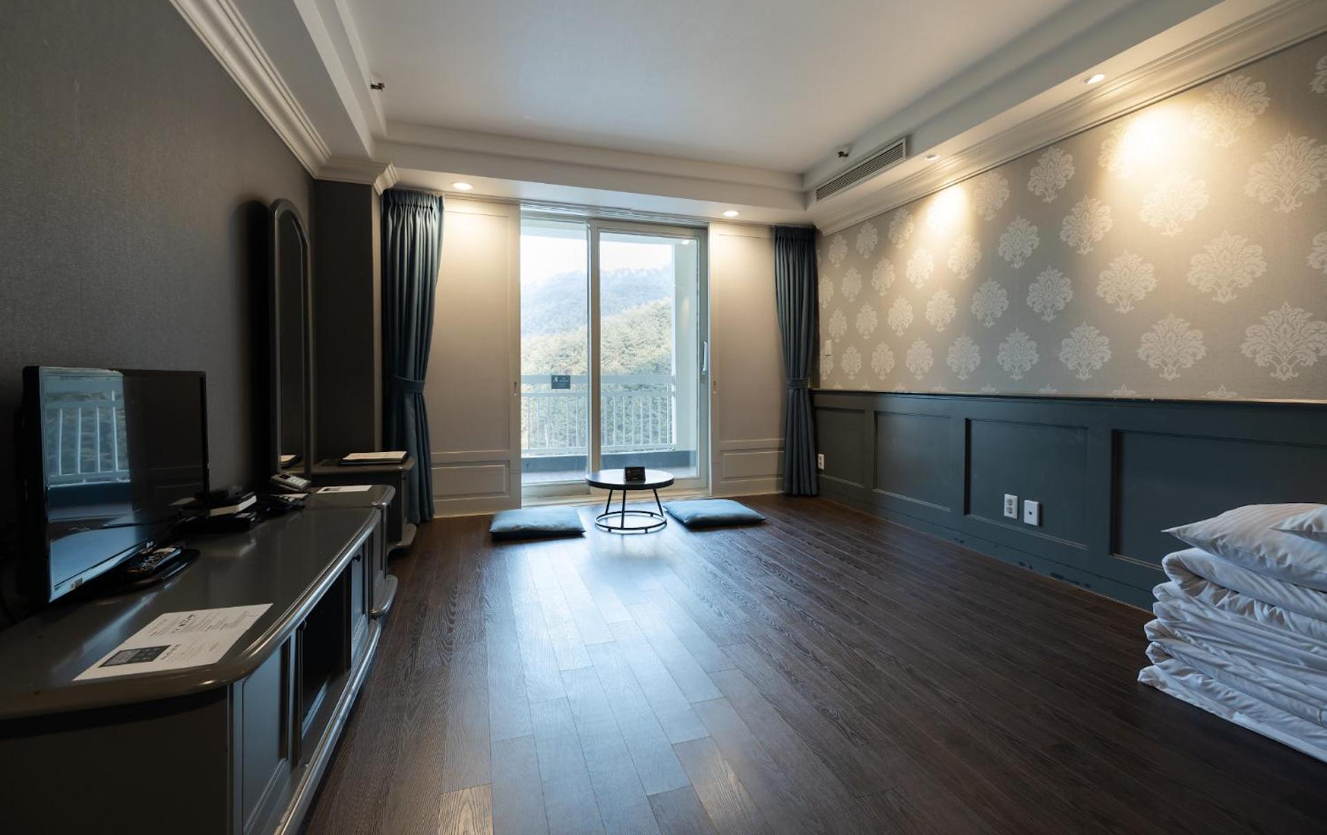 Deluxe Ondol Room(Korean-Style) Mountain view with Bath