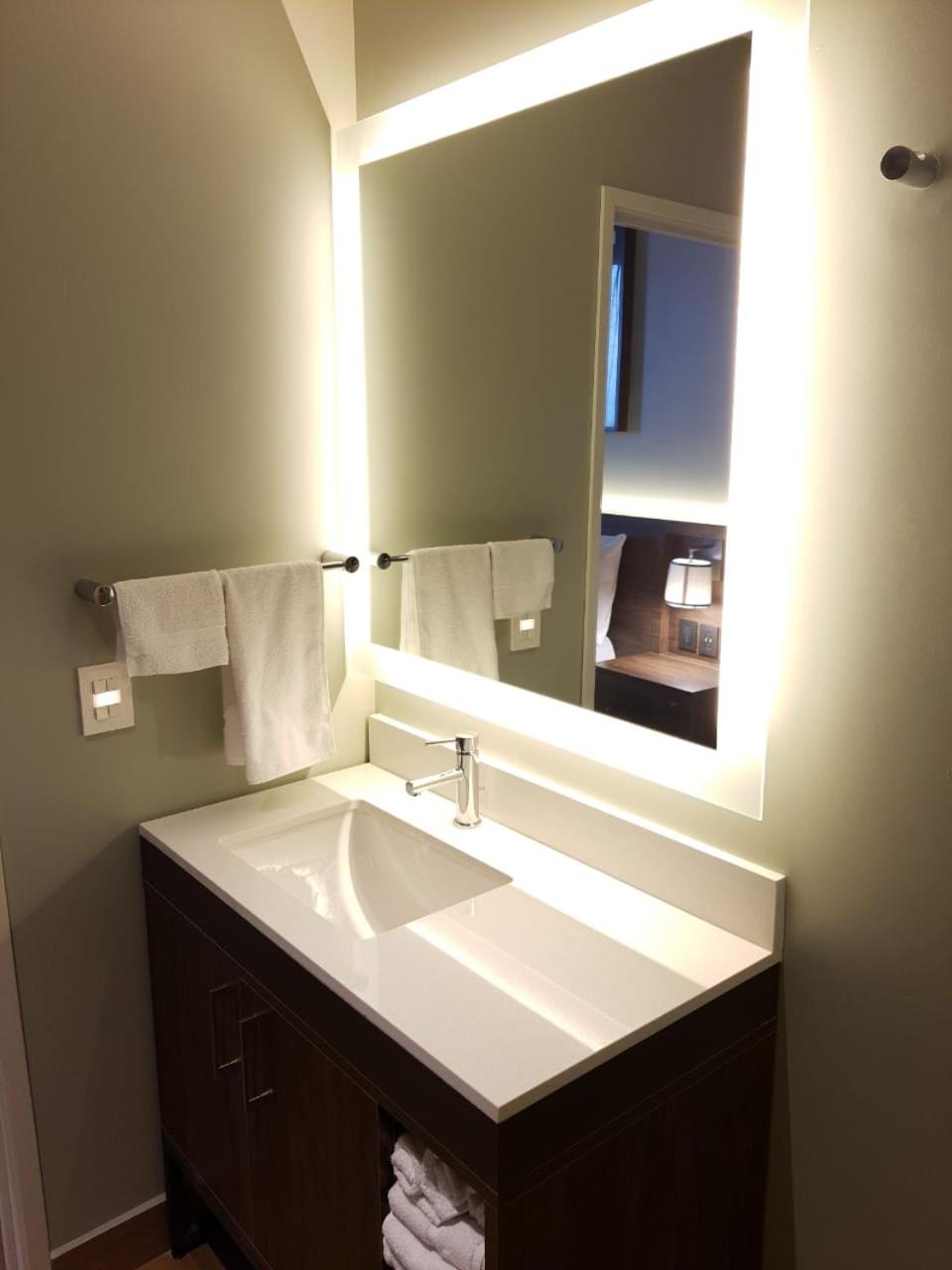 One-Bedroom King Suite thumbnail 6