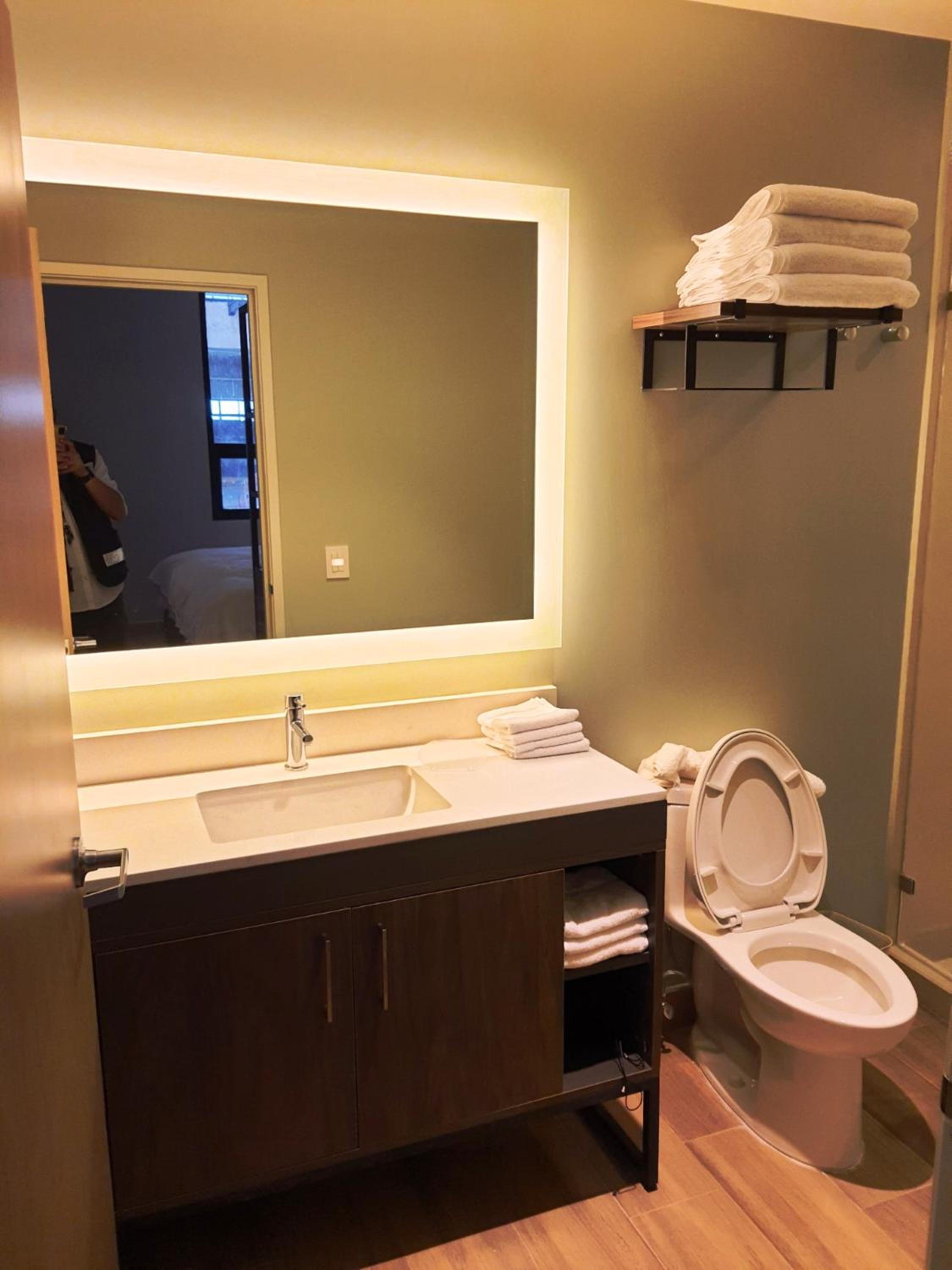 King Room - Disability Access Tub/Non-Smoking thumbnail 6