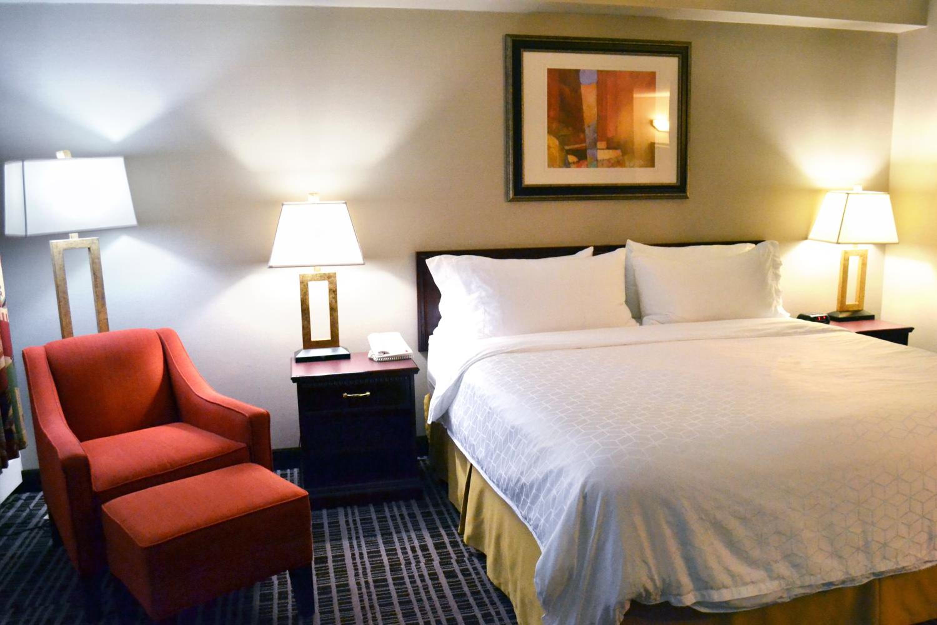 Standard King Room with Accessible Tub - Mobility Access - Photo 3