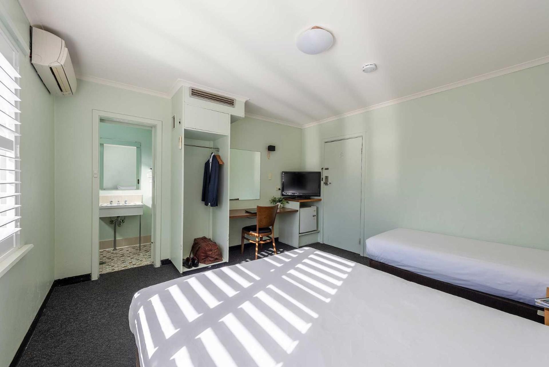Budget Queen with Single Room photo 3