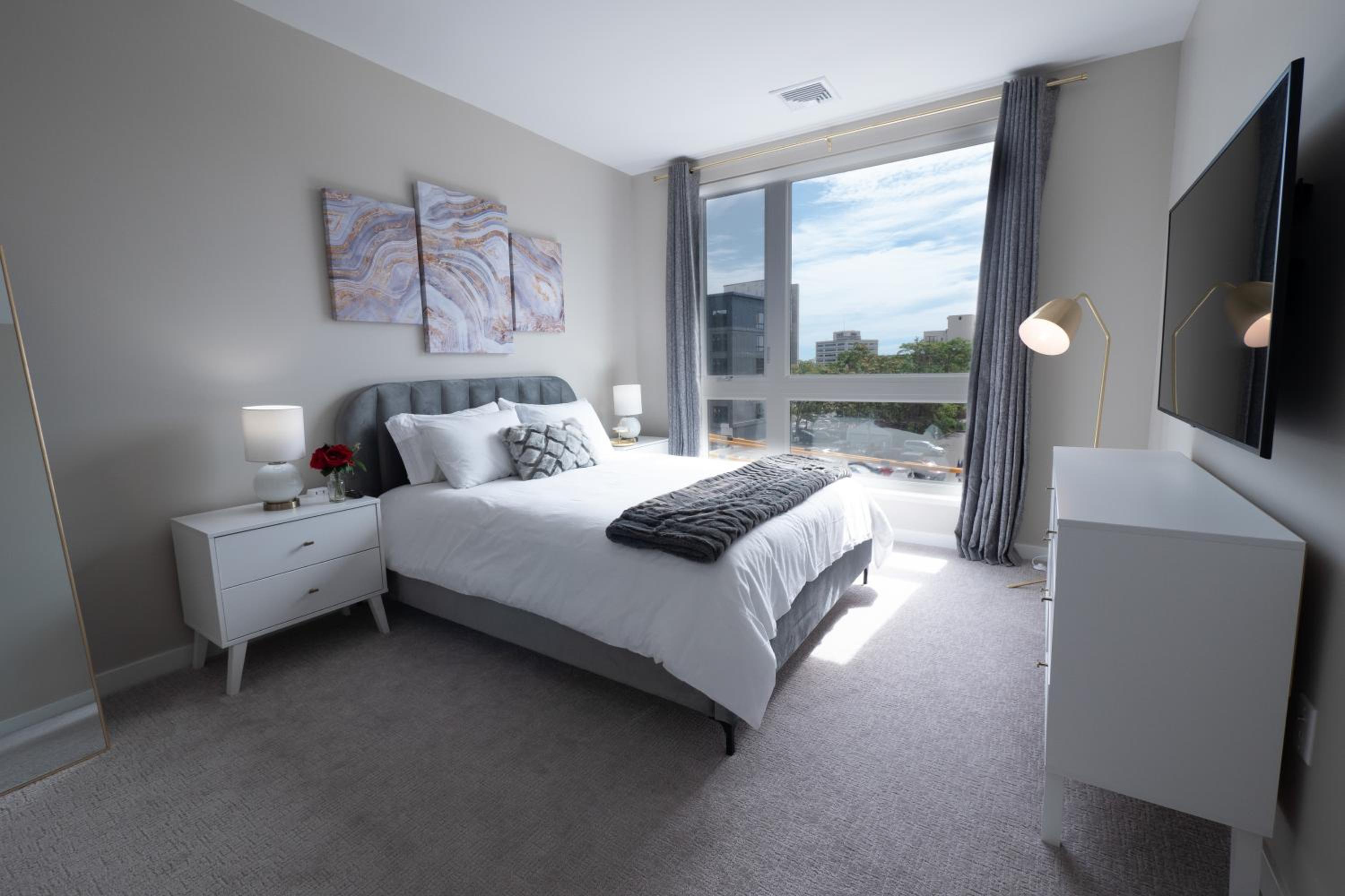 One-Bedroom Apartment photo 1
