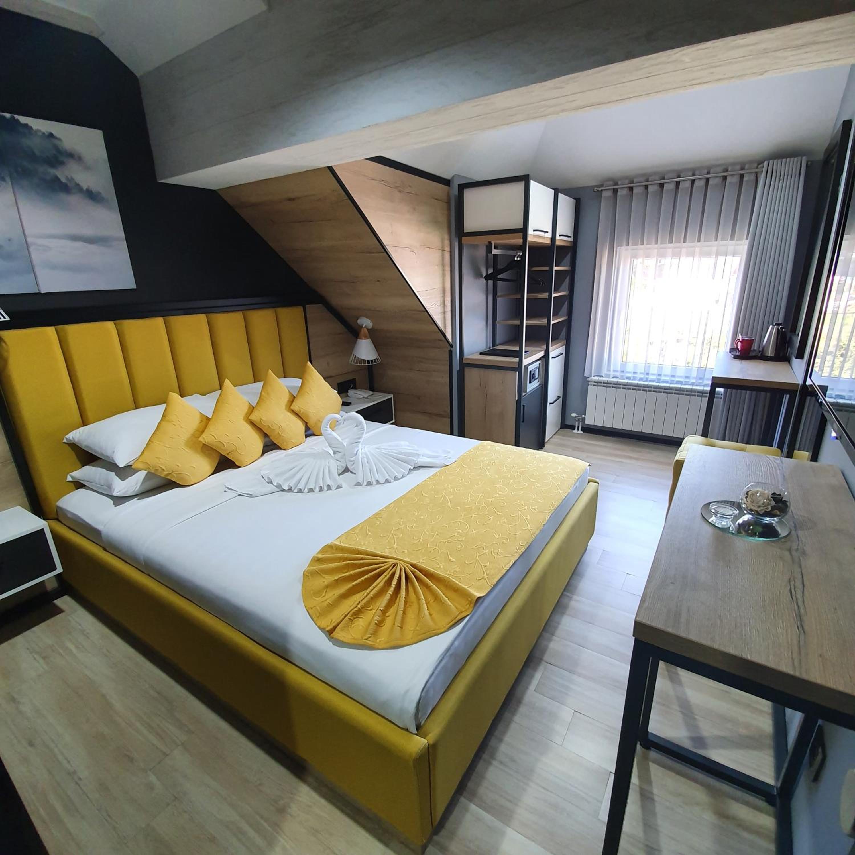 Deluxe Double Room - Photo 8