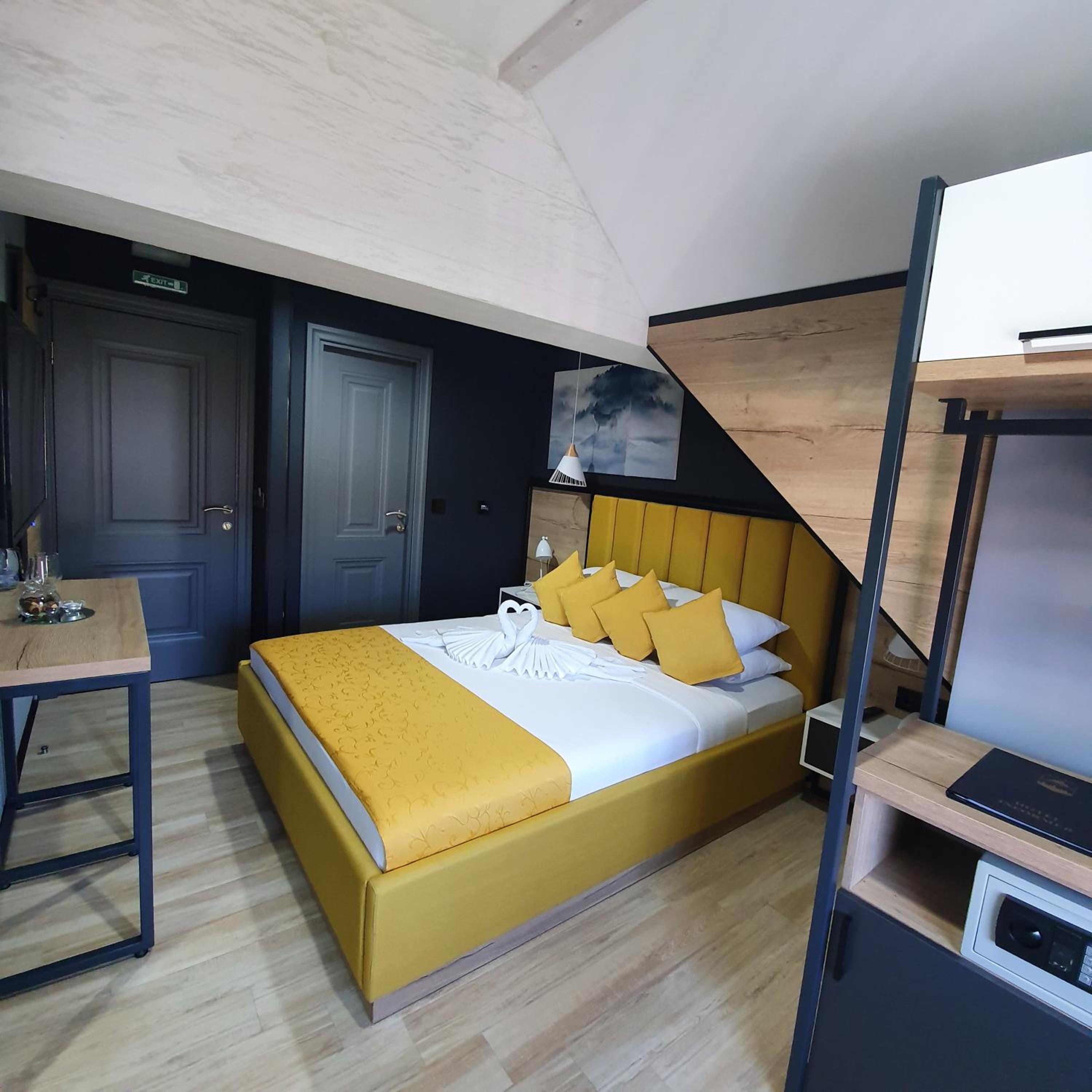 Deluxe Double Room - Photo 9