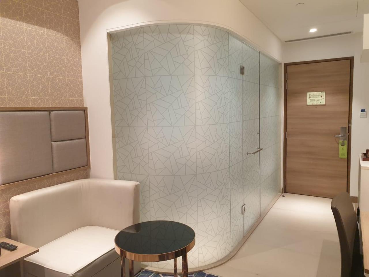 Standard King Room with City View - Photo 7