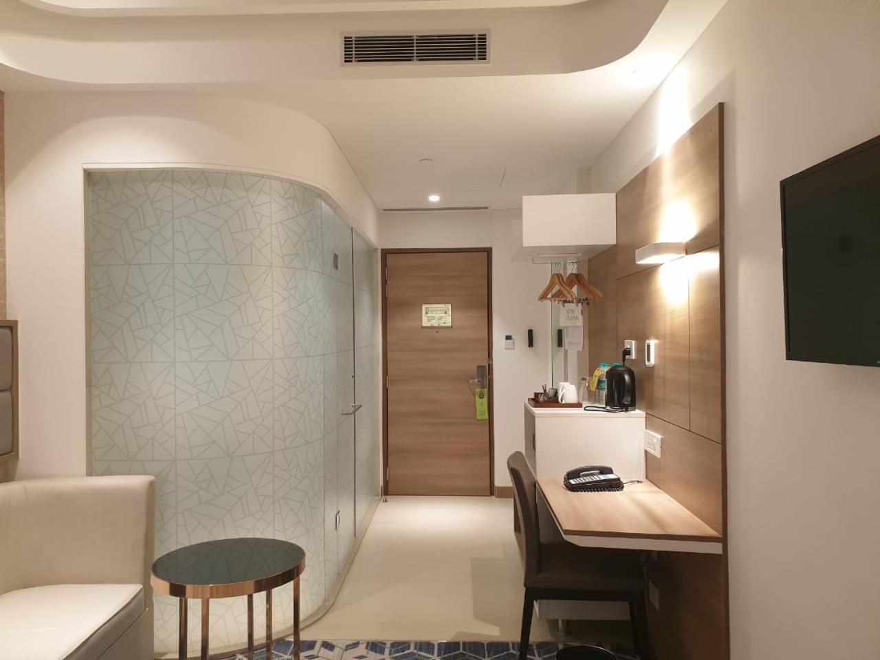 Standard King Room with City View - Photo 6