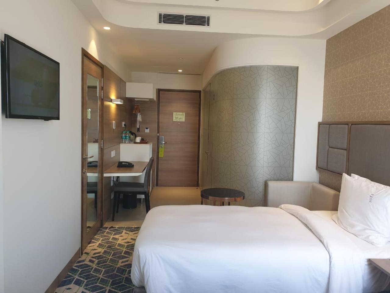 Standard Twin Room with City View with 25% discount on F&B and Laundry, 20% on Spa and Enjoy Buy One Get One at Viva Bar during Happy Hours (12 noon to 06:00 PM) - Photo 19