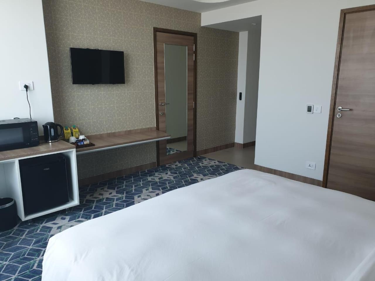 Standard King Room – Disability Access with 25% discount on F&B and Laundry, 20% on Spa and Enjoy Buy One Get One at Viva Bar during Happy Hours (12 noon to 06:00 PM) Standard King Room – Disability Access with 25% discount on F&B and Laundry, 20% on Spa and Enjoy Buy One Get One at Viva Bar during Happy Hours (12 noon to 06:00 PM)