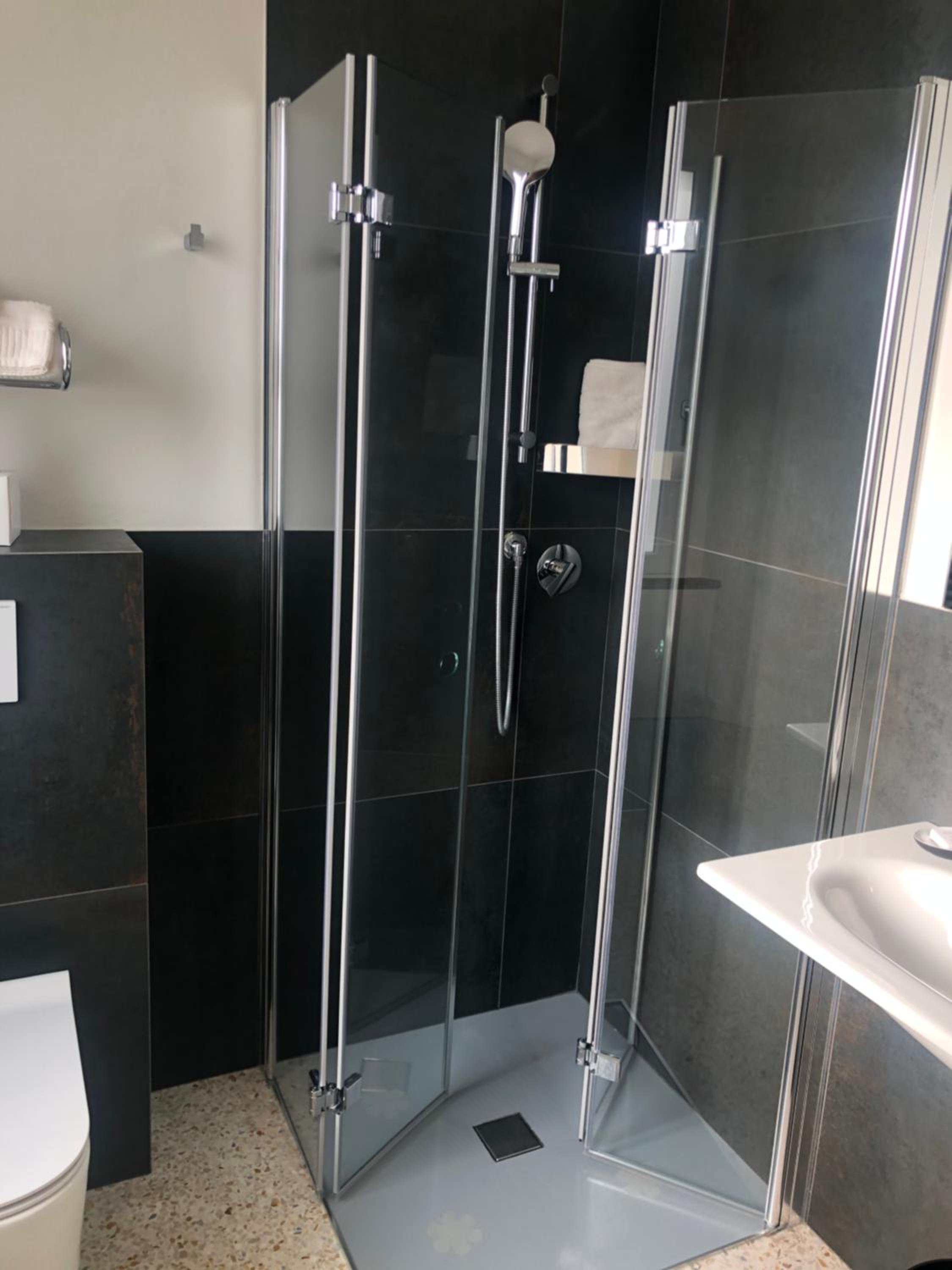 Single Room - Disability Access photo 3