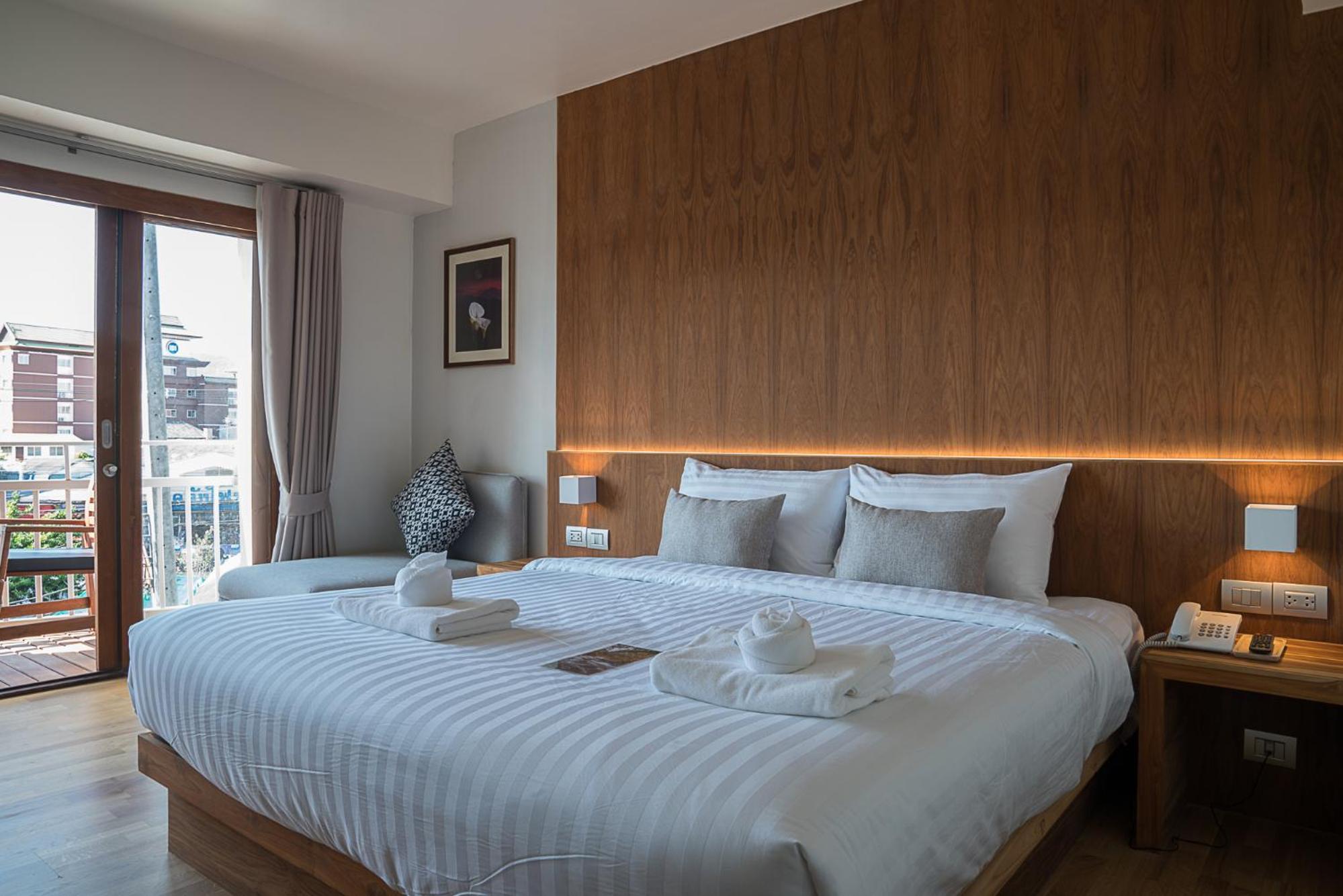 Deluxe Double Room with Balcony - Photo 13