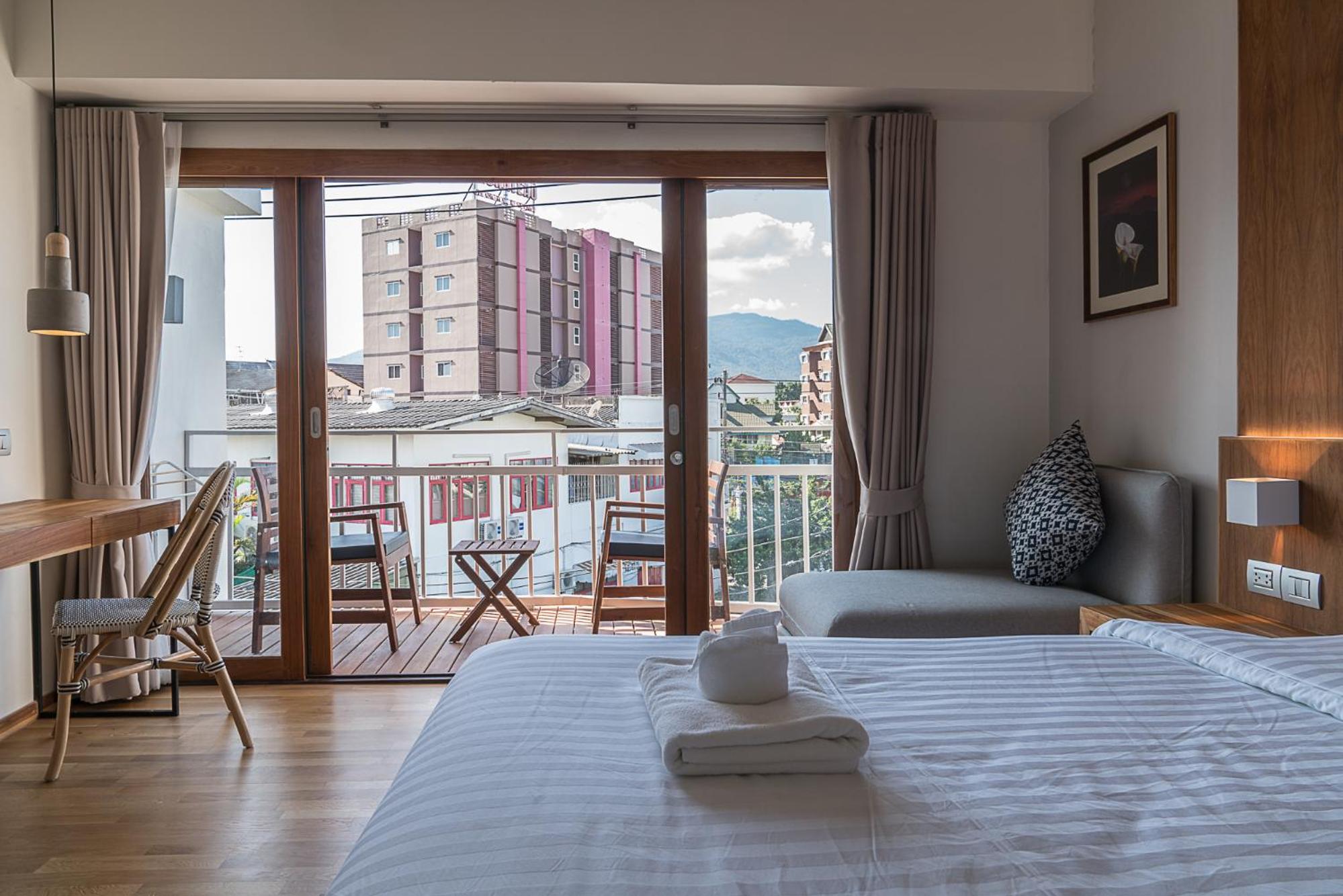 Deluxe Double Room with Balcony - Photo 12