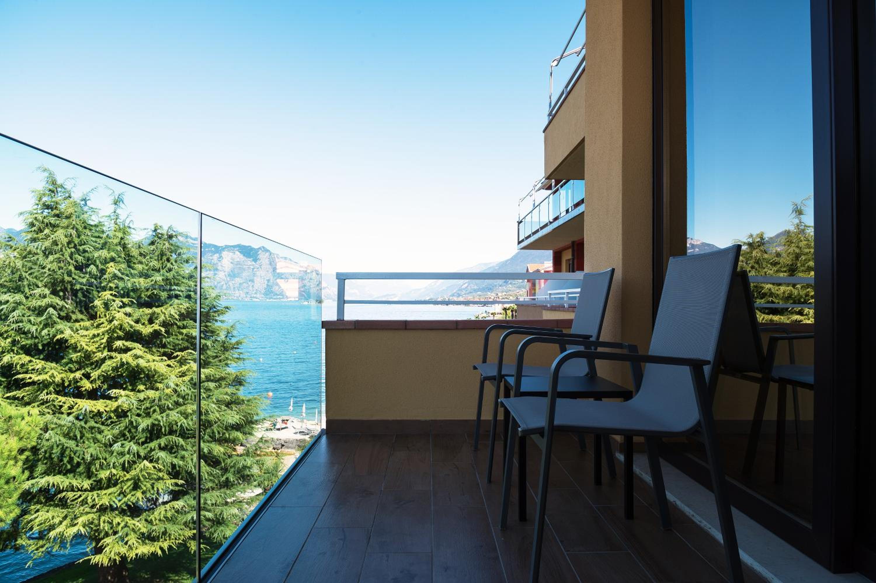 Deluxe Double Room with Lake View photo 3