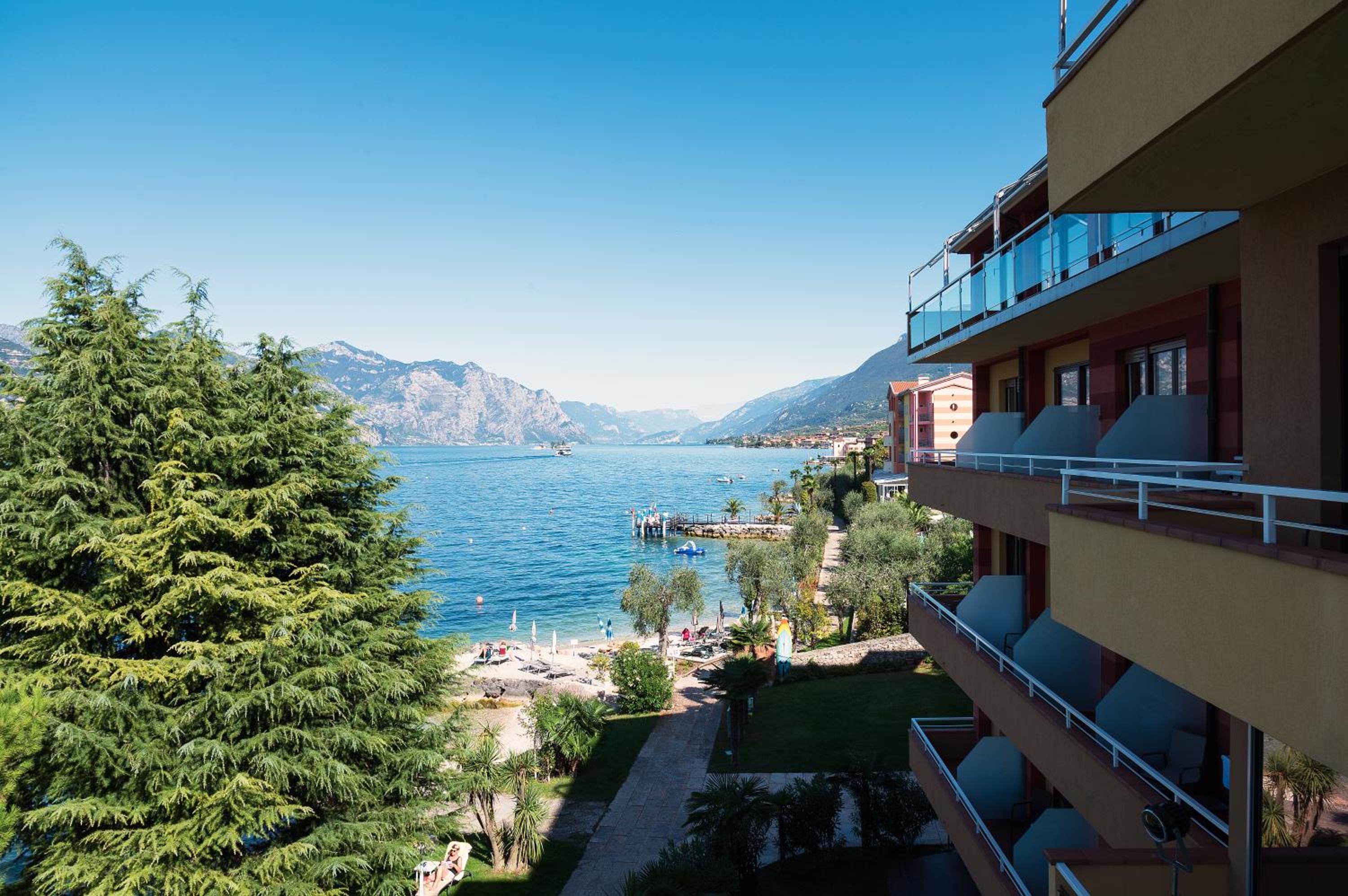 Superior Double or Twin Room with Lake View - Photo 9