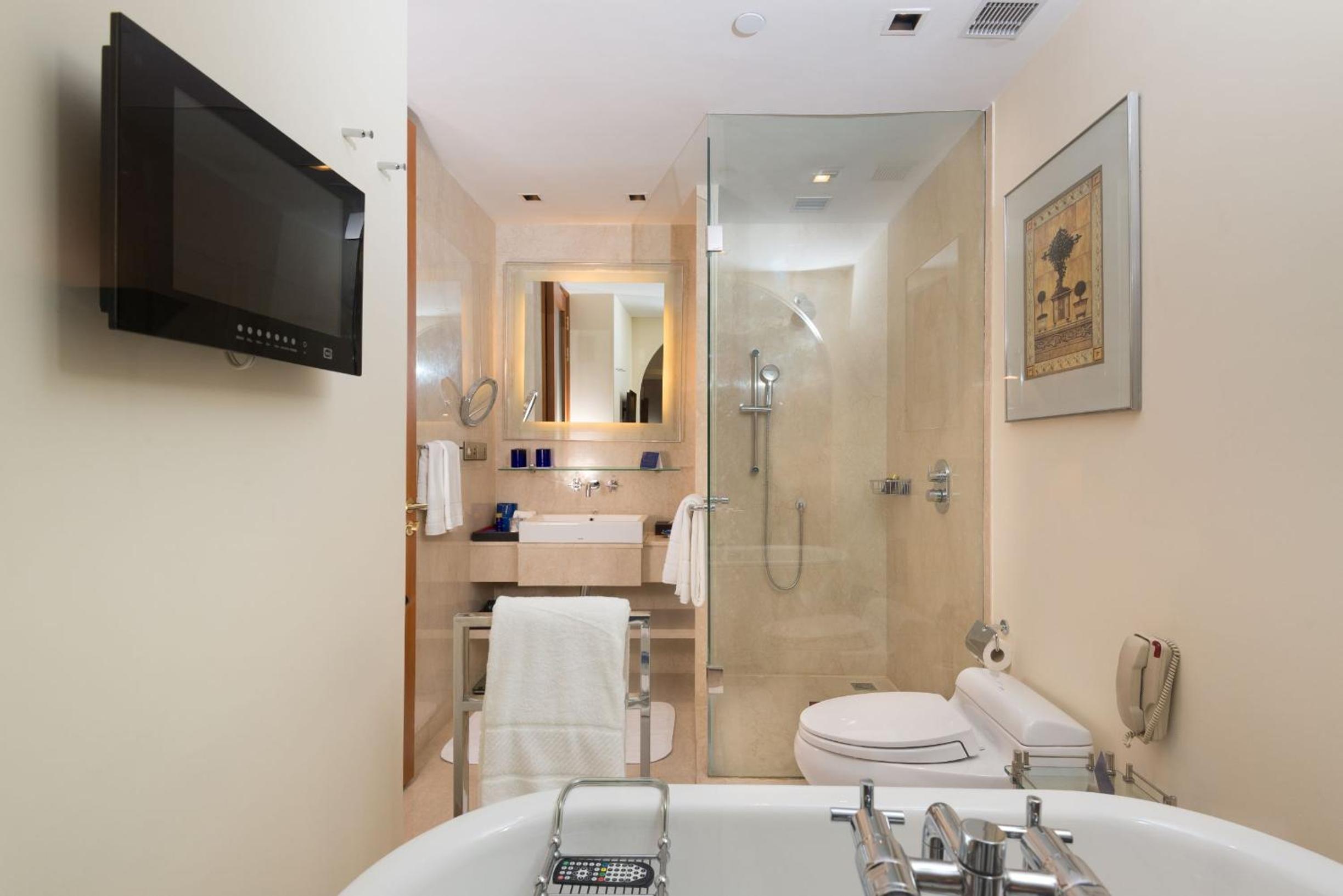 Luxury Room with Private Balcony - Photo 2