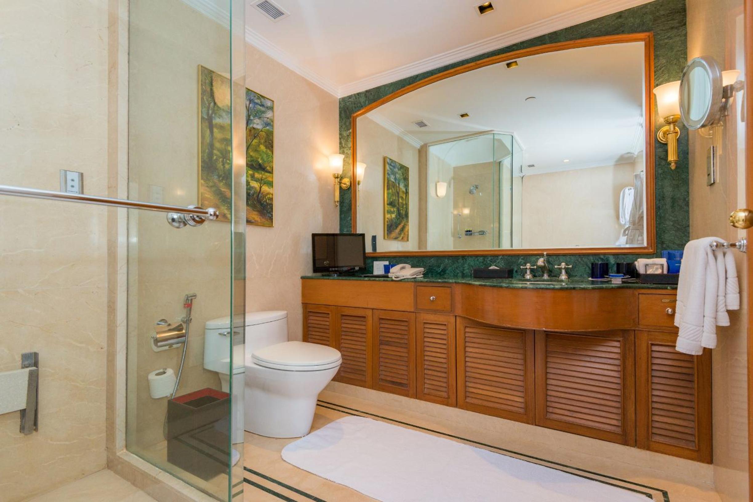 Deluxe Suite with Private Balcony - Photo 4