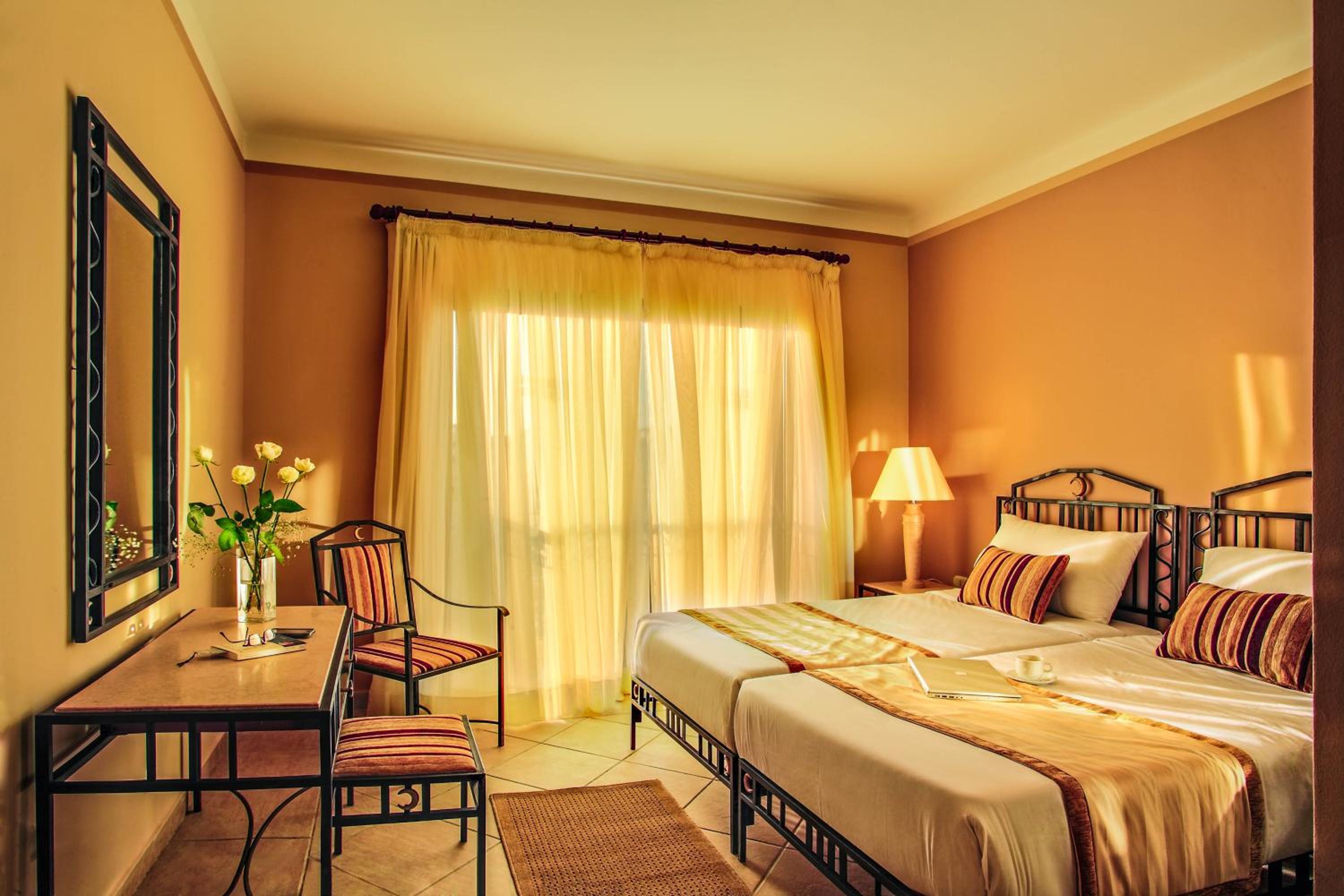 Suite ( 2 Adults + 1 child ) - Photo 1