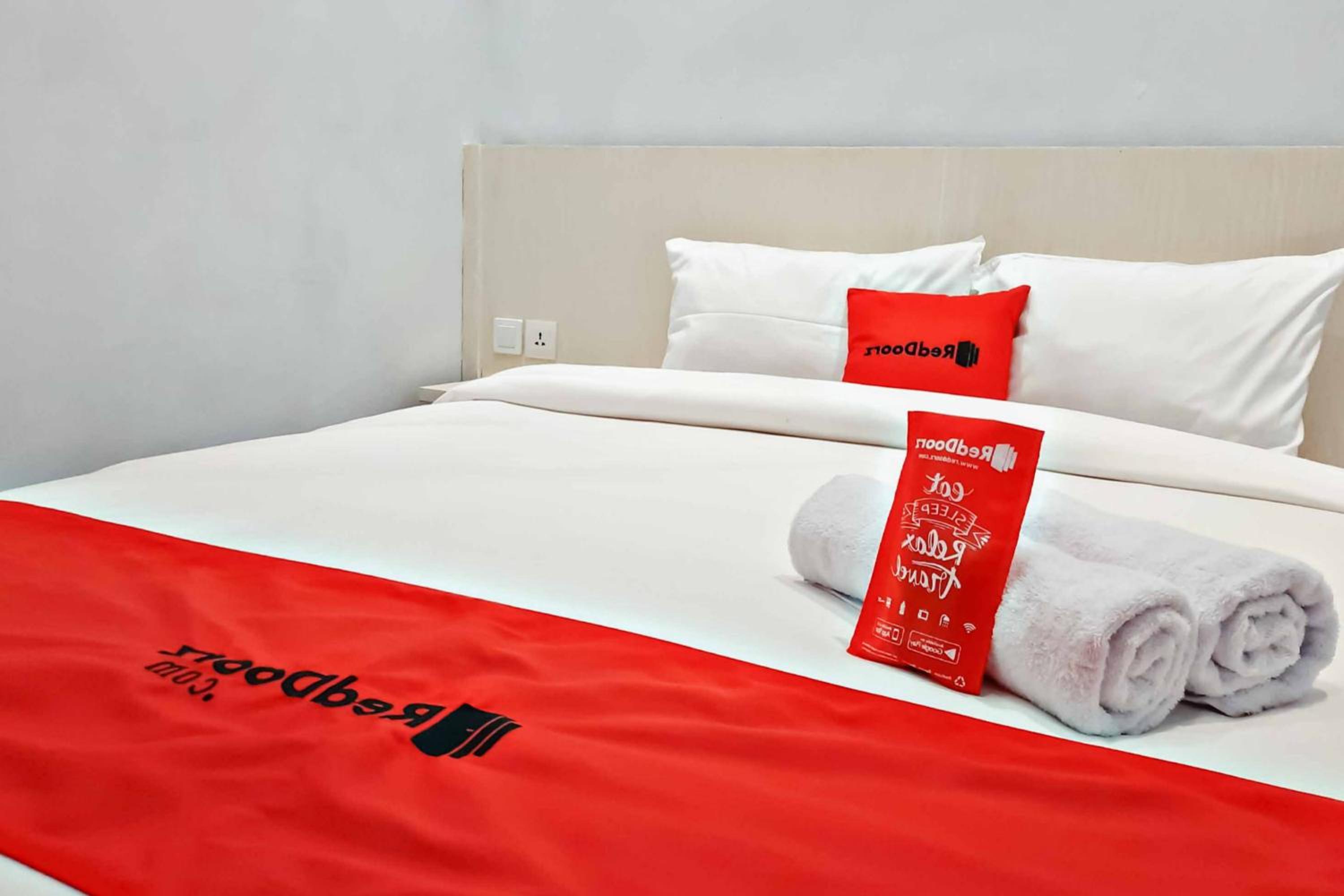 RedDoorz Deluxe Room - Photo 1