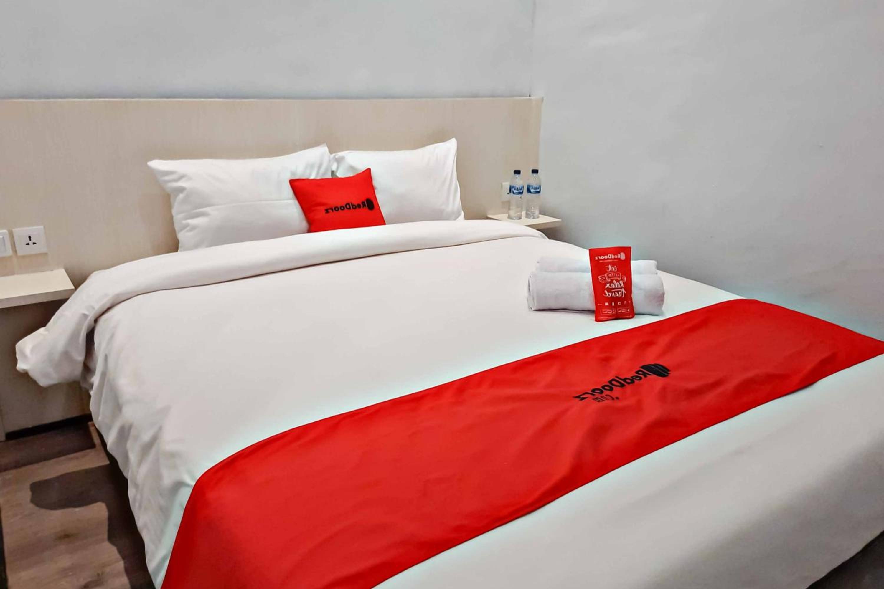 RedDoorz Deluxe Room - Photo 5