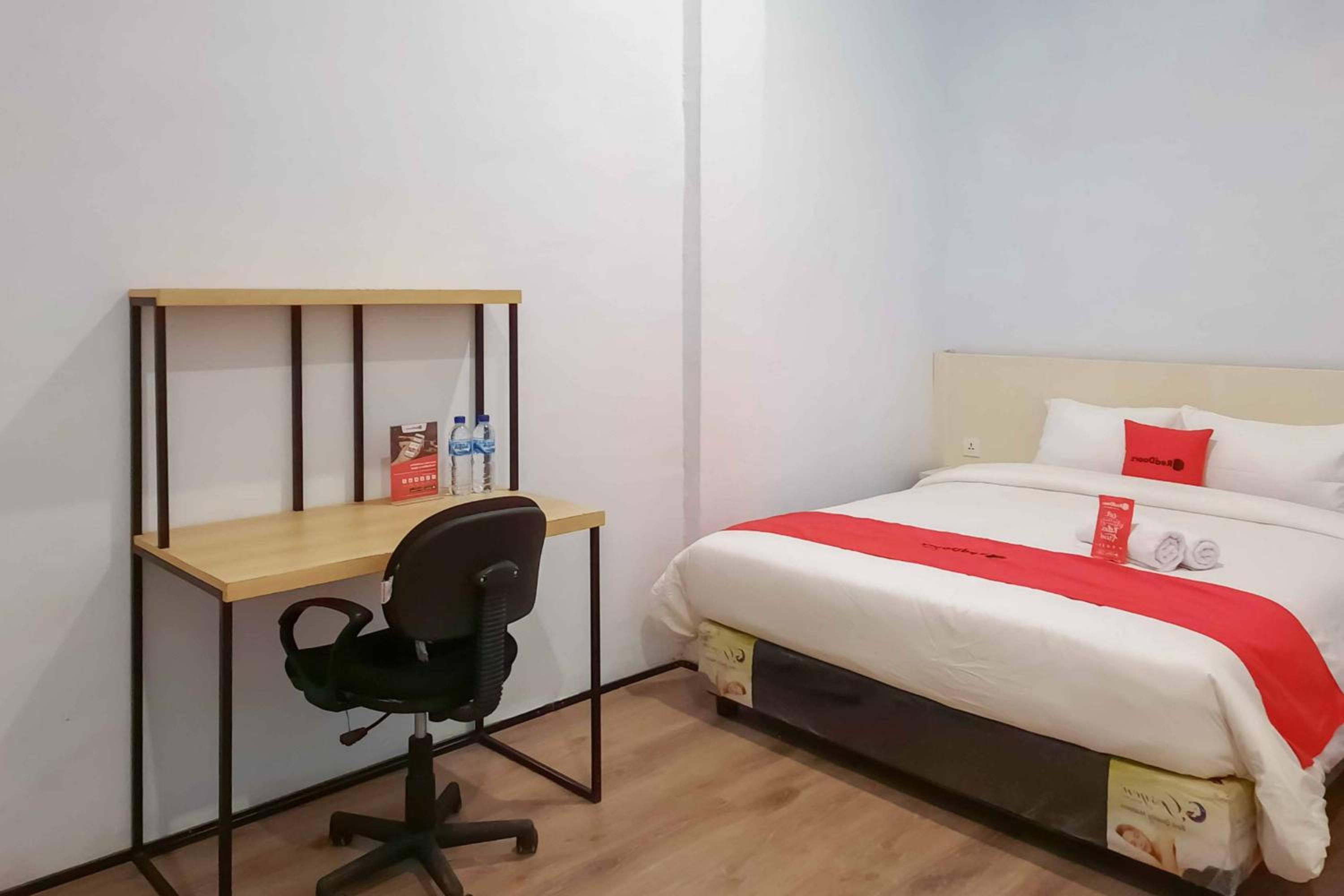 RedDoorz Deluxe Room - Photo 4