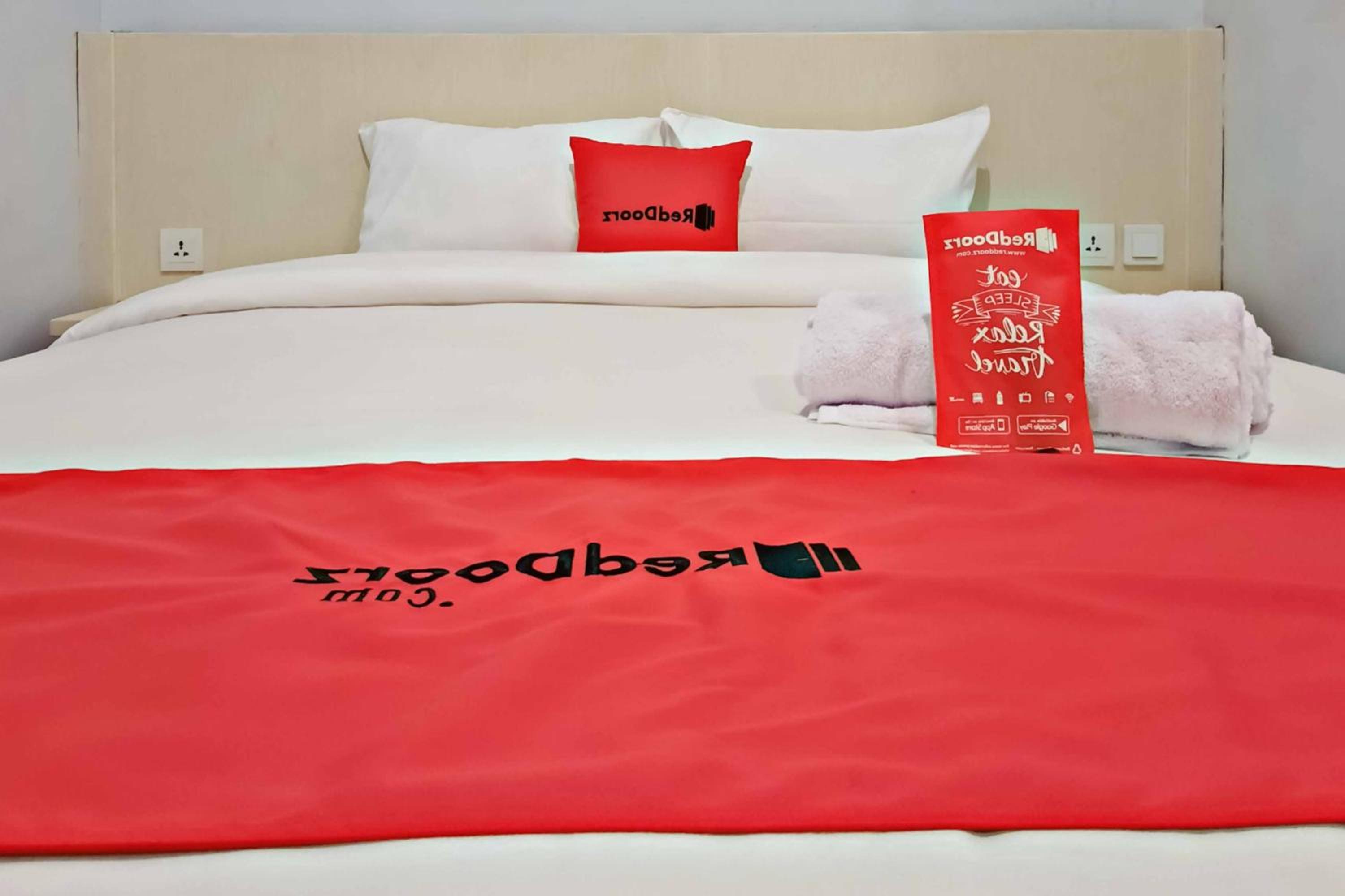 RedDoorz Deluxe Room - Photo 3