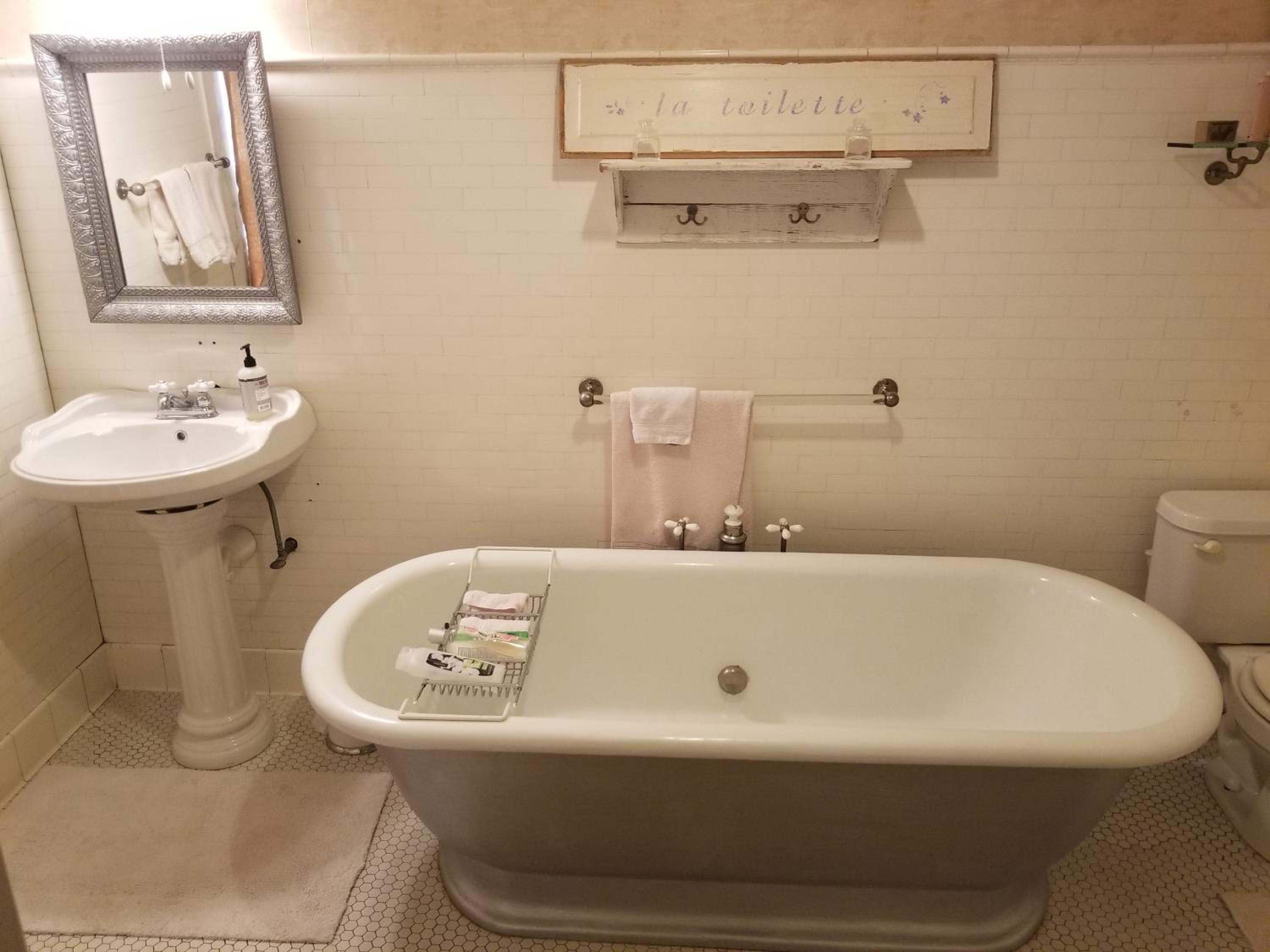 Queen Suite - Photo 5