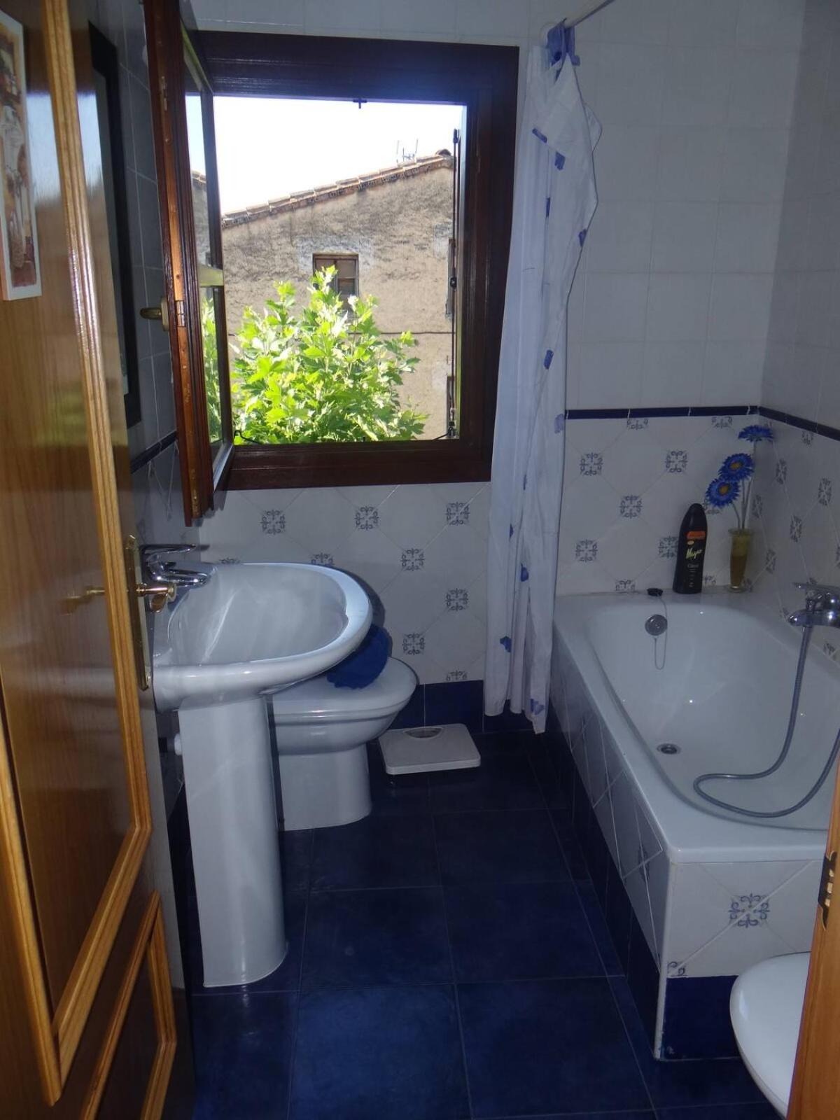 Five-Bedroom House photo 2