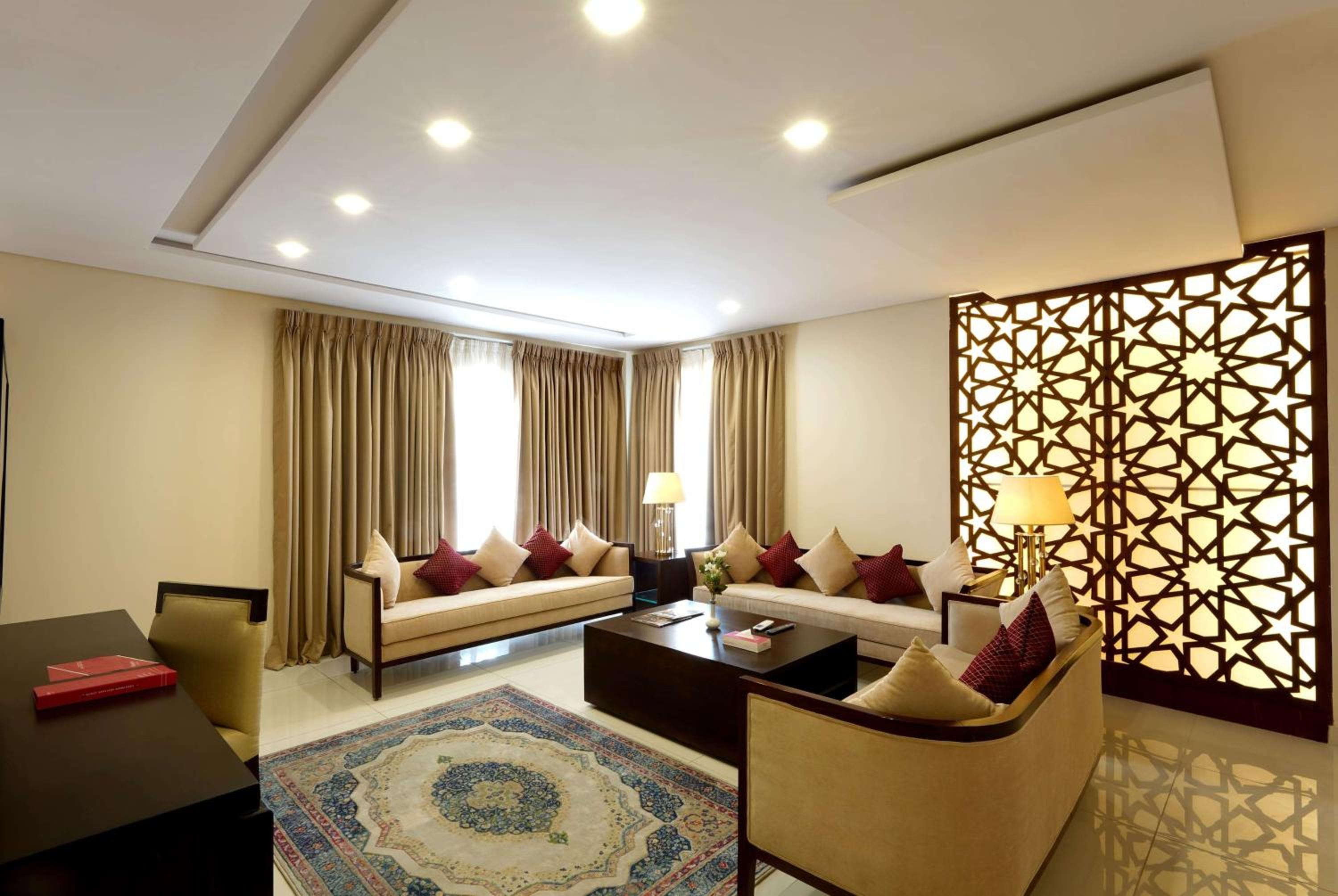 Business King Suite - Non-Smoking - Photo 3