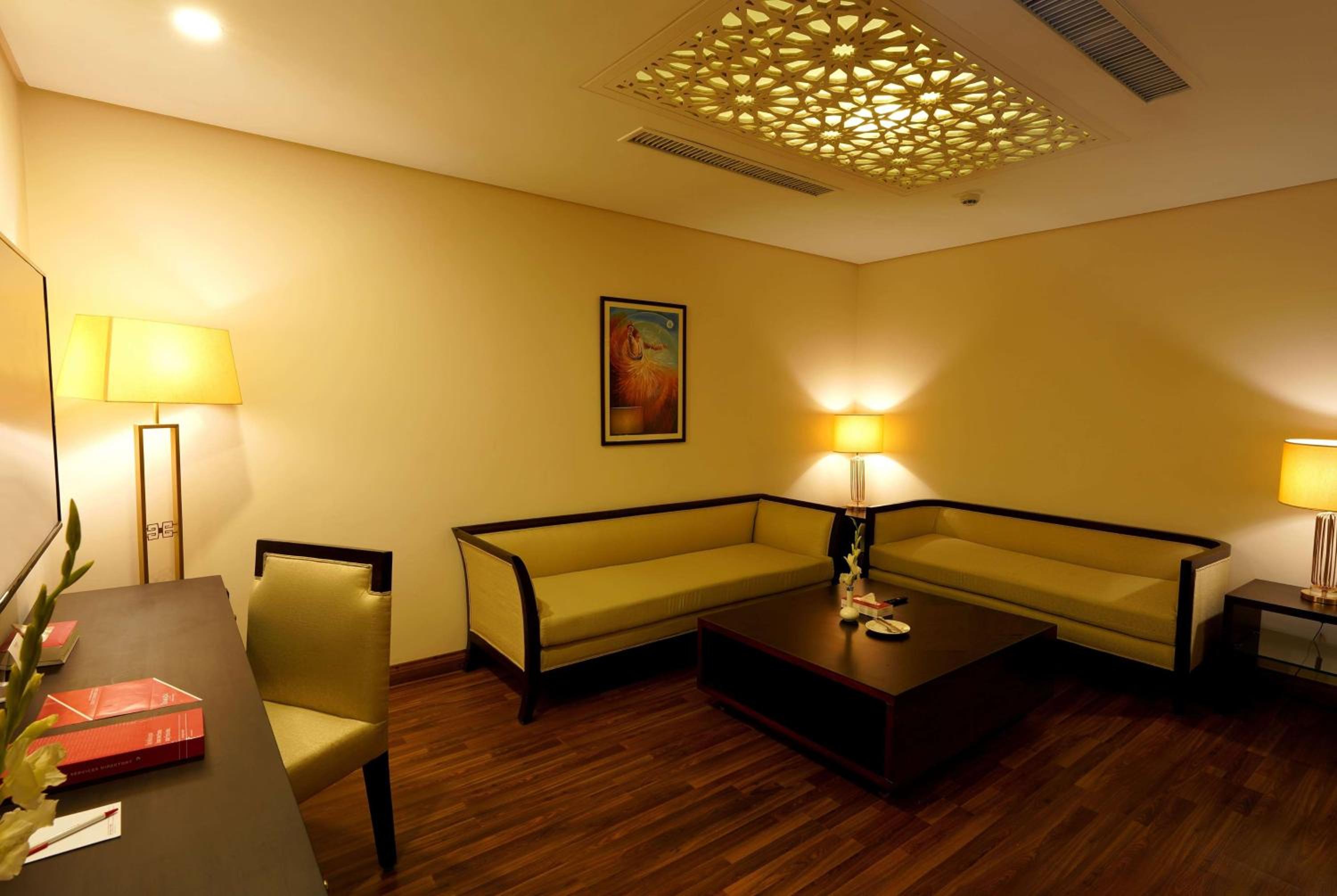 Business King Suite - Non-Smoking - Photo 4
