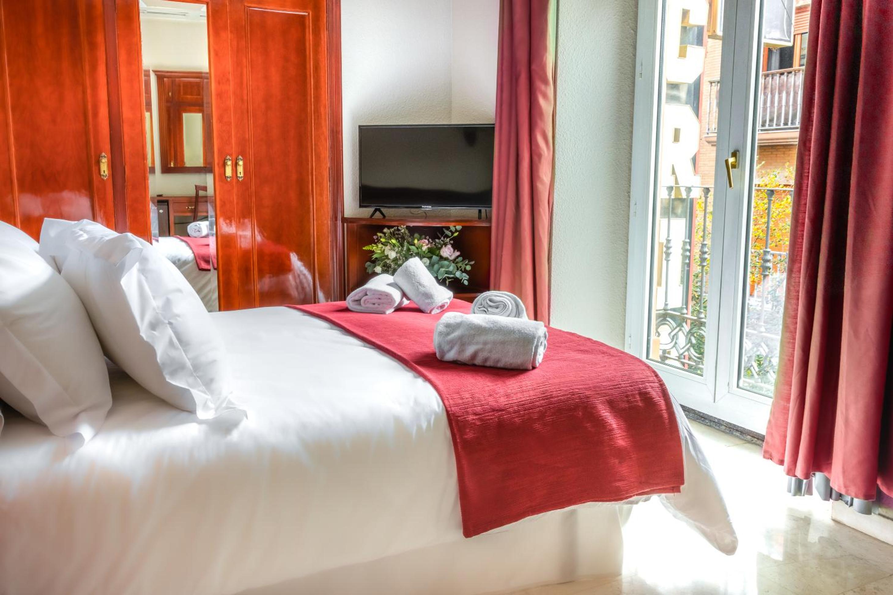 Double or Twin Room - Photo 6