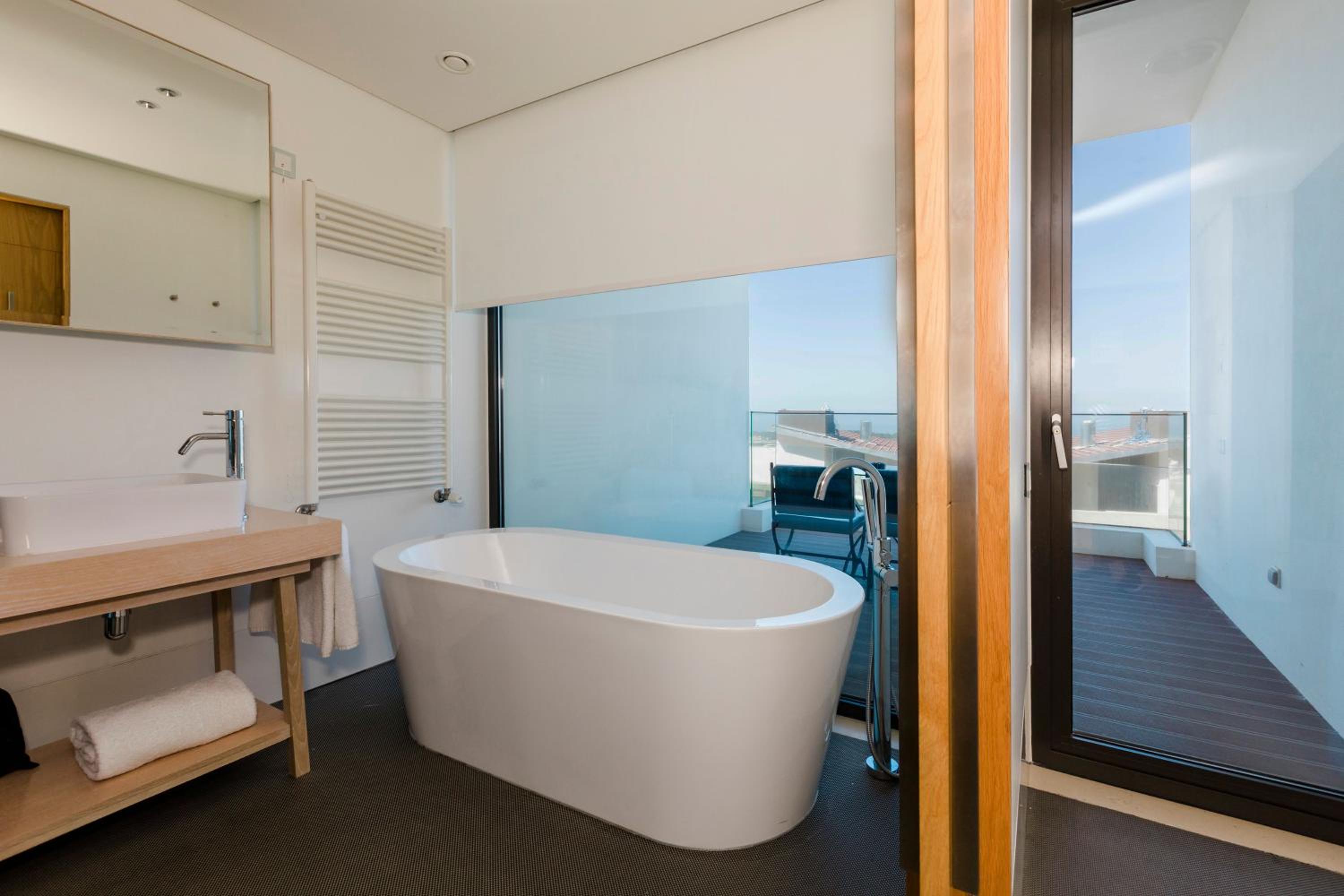 Deluxe Double or Twin Room with Sea View thumbnail 5
