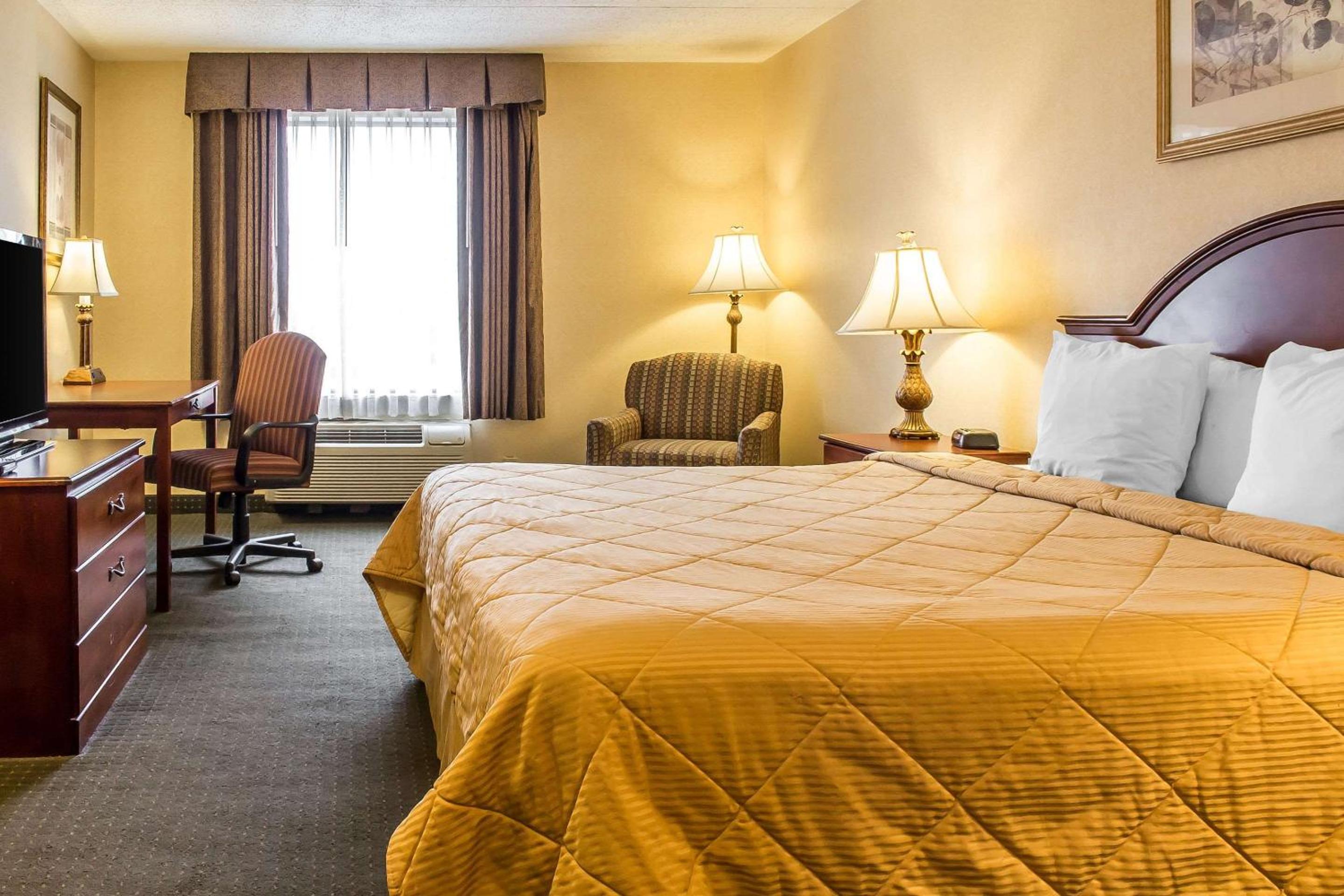 King Room - Non-Smoking - Photo 3